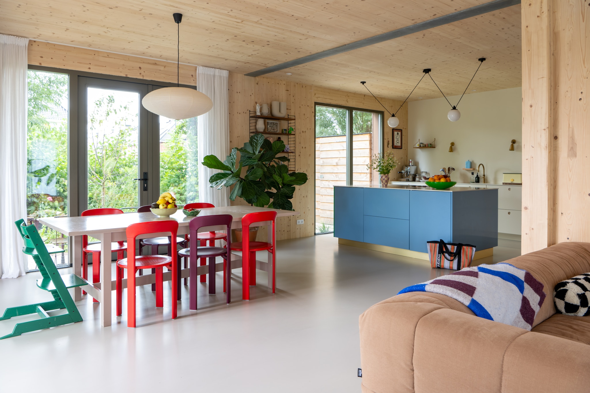 Keuken Match van Muller Van Severen voor Reform, hanglamp DCW Editions. Wandplank Frama, wandlampen Rose Uniacke. Tas Isabel Marant, broodrooster Hay, pan Le Creuset. Muurkleur een custom NCS kleur (S 0804-Y30R) op basis van de kleur van de keuken. Eettafel Ikea, stoelen model Rey via Hay, lamp Akari van Vitra. Wandkast String, vaas Muuto. Gordijnen H&M Home, gietvloer Van Hollandse Bodem.