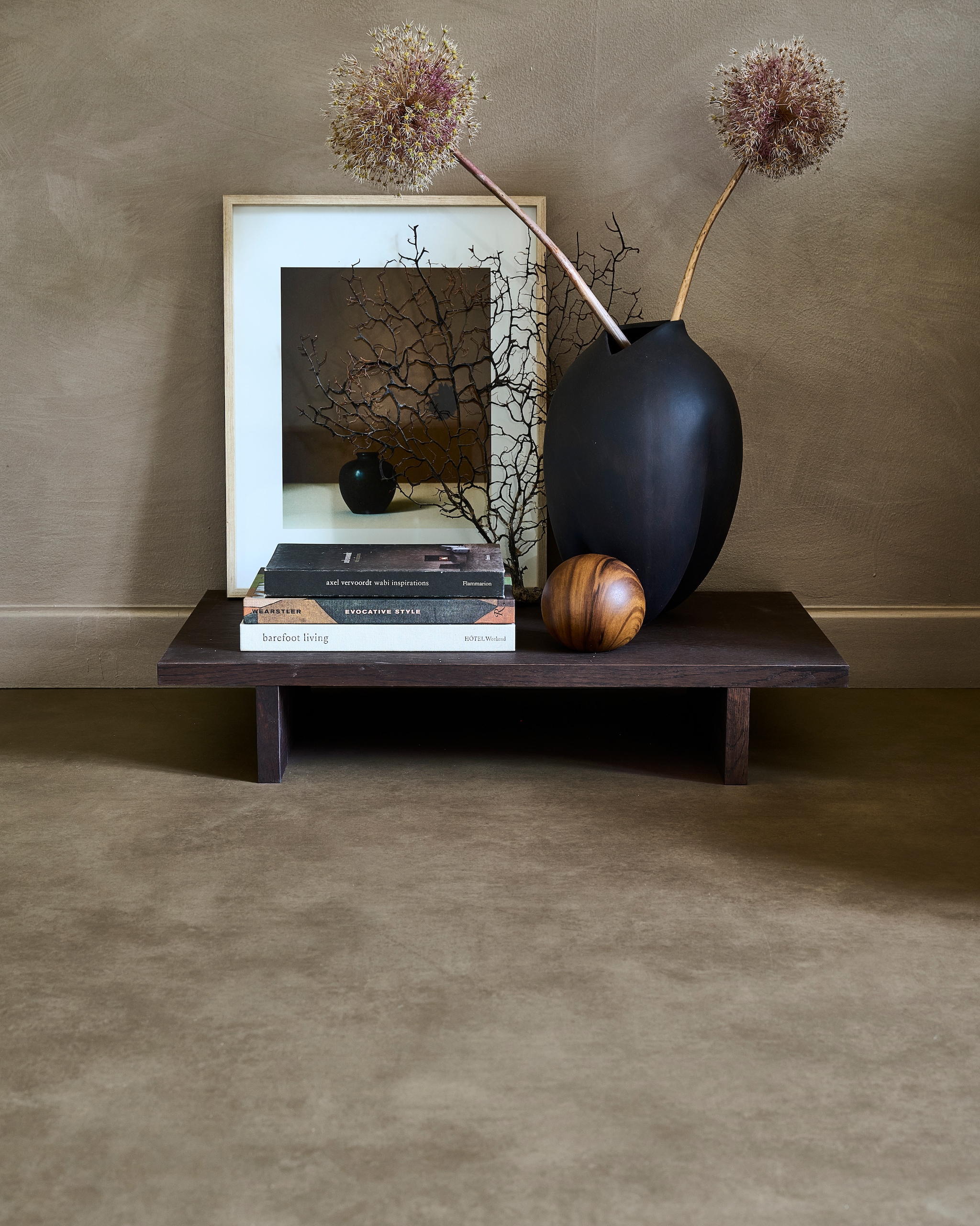 vtwonen Novilon Pumice, bronze (2118), per m² € 36,75  (exclusief leggen).M.m.v. shop.vtwonen.nl (bijzettafel Ferm Living), 101cph.com (vaas). Overig privébezit. vtwonen 08-2025 | styling Kim van Rossenberg | fotografie Sjoerd Eickmans