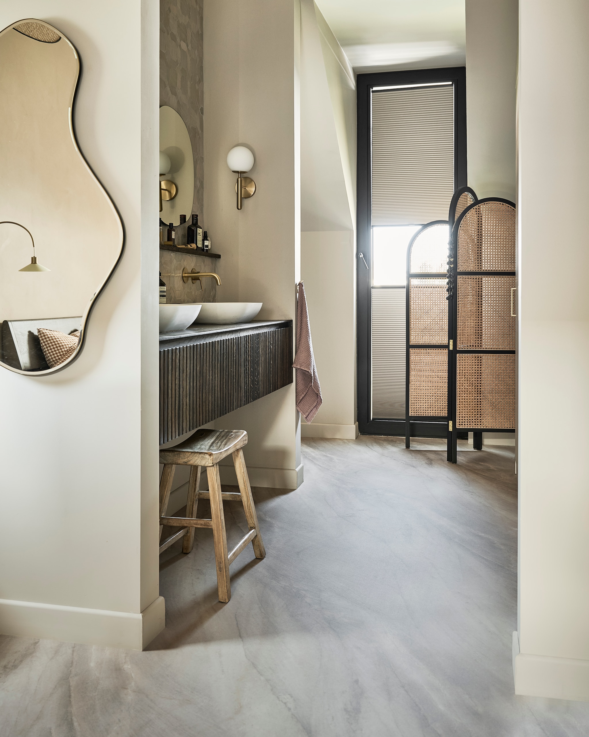 vtwonen Novilon Marble, natural (2101), per per m² € 36,75 (exclusief leggen).M.m.v. shop.vtwonen.nl (organische spiegel Ferm Living), designtegels.nl (wandtegels boven wastafel), wood4.nl (badkamermeubel, waskommen). tworooms.nl (kranen), vestingh.nl (muurverf Mushroom 287 Lab Paint), laredoute.nl (spiegel boven wastafel). Overig privébezit. vtwonen 08-2025 | styling Kim van Rossenberg | fotografie Sjoerd Eickmans