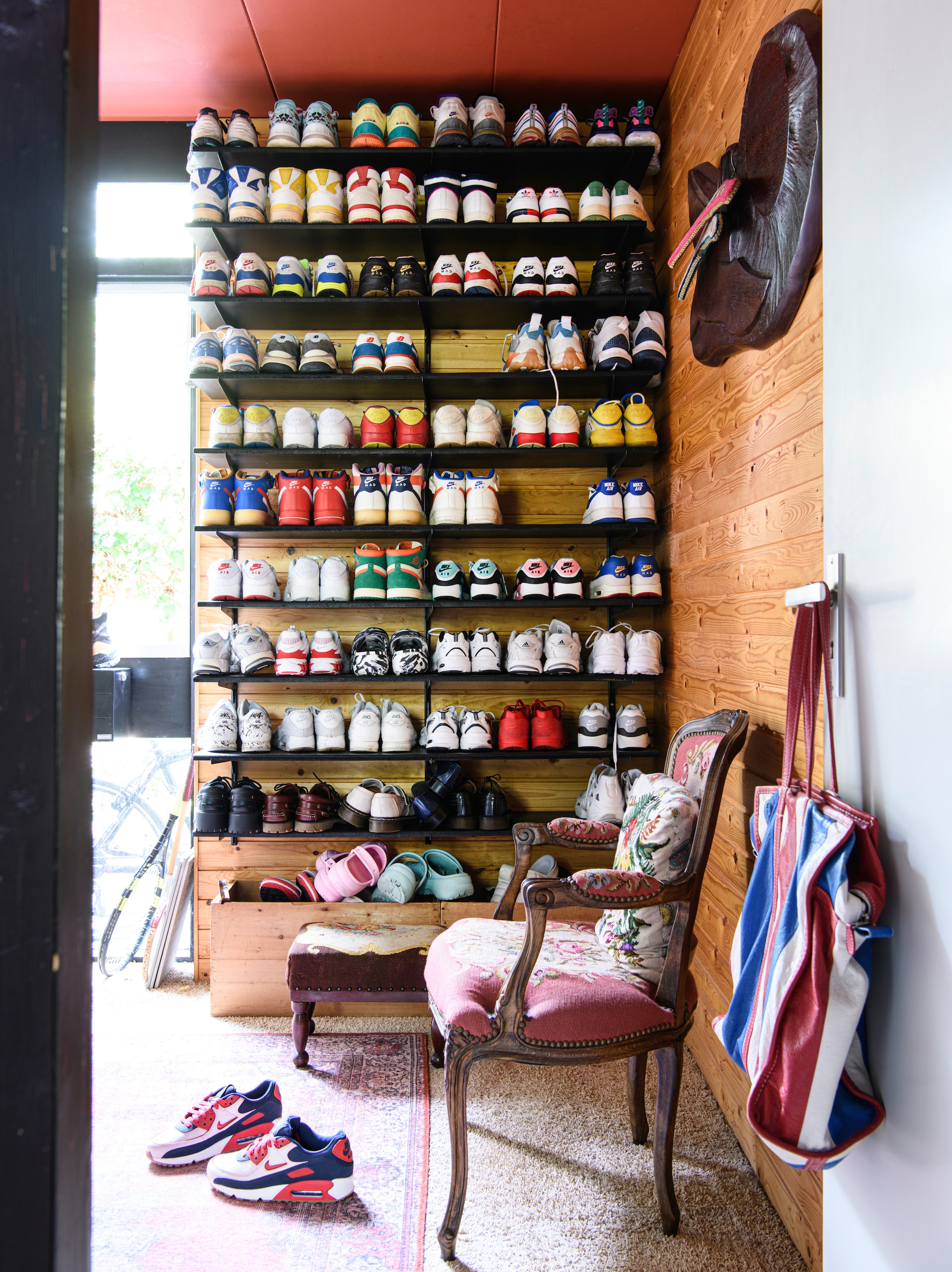 Tas Balengiaca via Salon Heleen Hülsmann. Overig vintage, rommelmarkt of onbekend. vtwonen 09-2025 | productie Inside Homepage | styling Kim Timmerman | fotografie Louis Lemaire