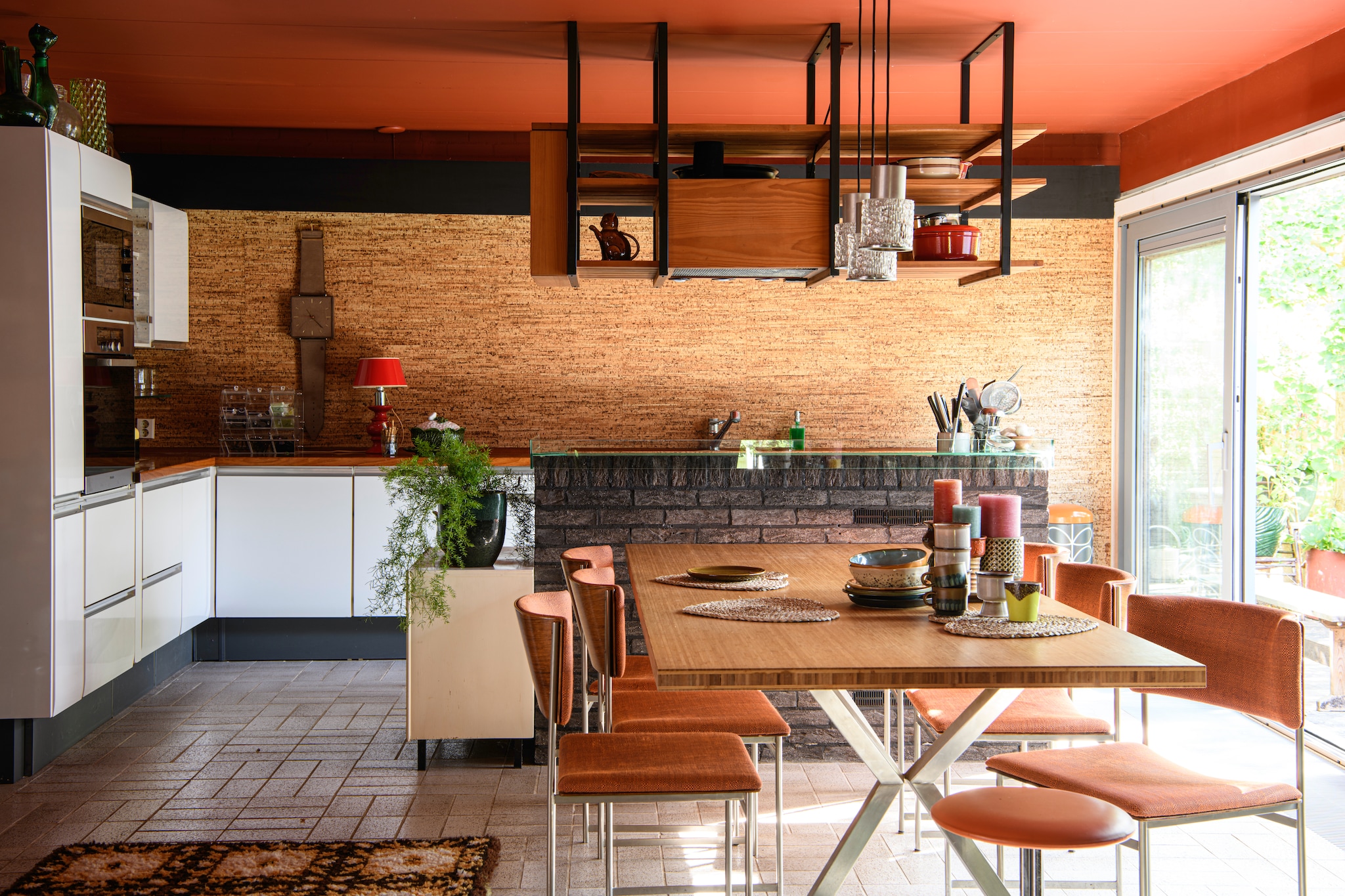 Kurkwand Kurk24, bamboe tafel gemaakt door een vriend. Kommen en koppen HKliving via Eigenaar8, Pastoe-stoelen Marktplaats. Overig vintage, rommelmarkt of onbekend. Vergelijkbare kleur voor op het plafond Full Red van Flexa.