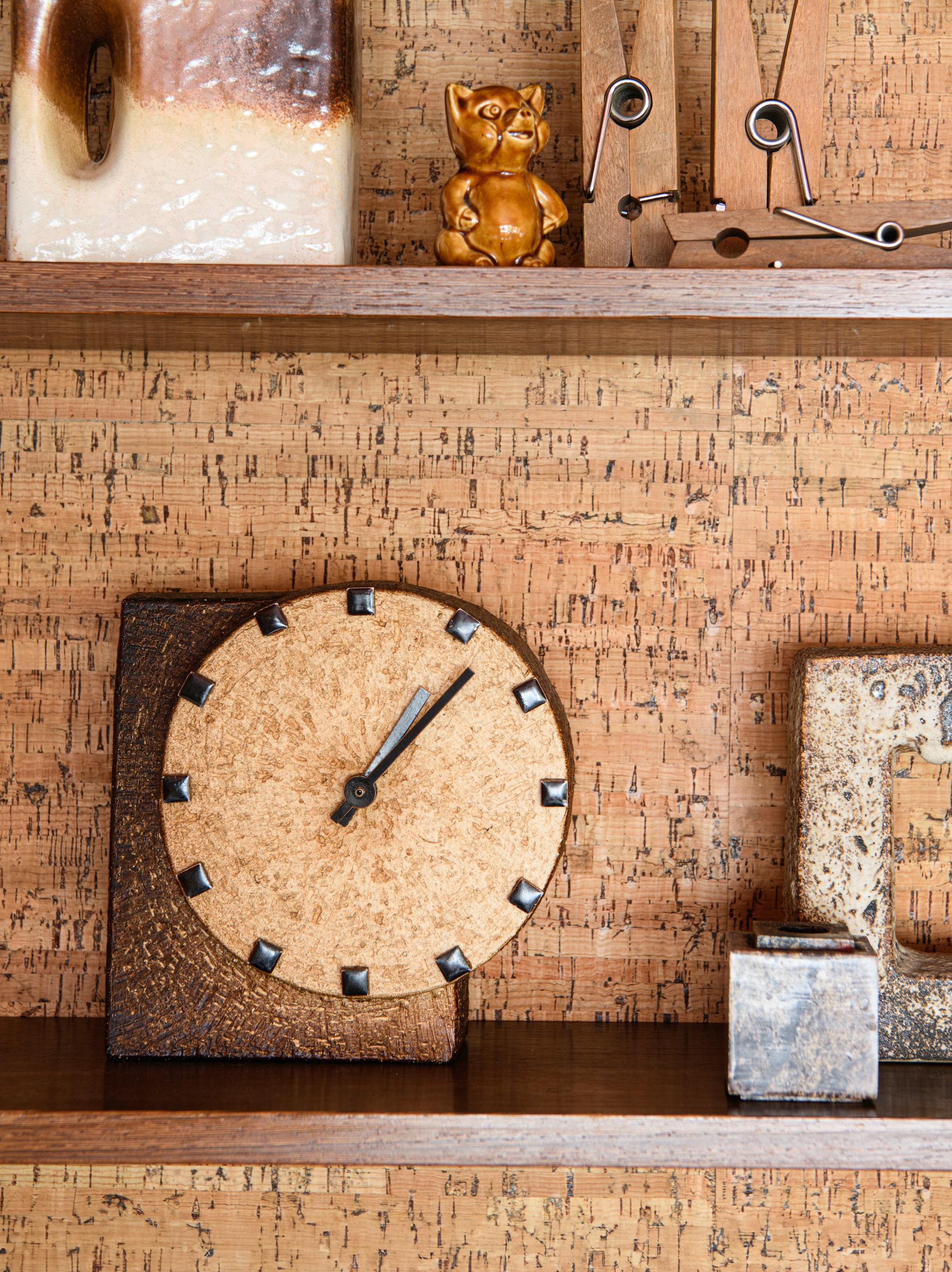 Apothekerskast Neef Louis. Overig vintage, rommelmarkt of onbekend. vtwonen 09-2025 | productie Inside Homepage | styling Kim Timmerman | fotografie Louis Lemaire