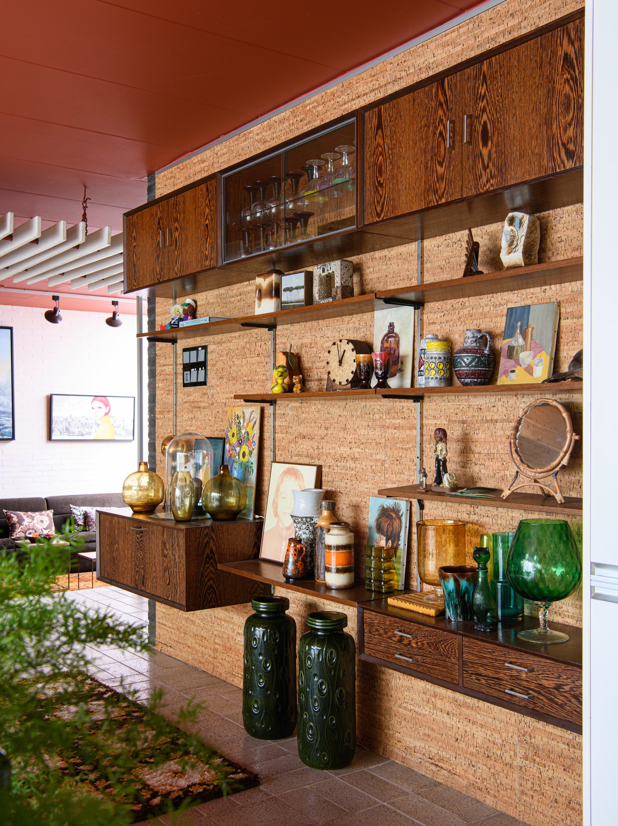 Uilfoto René Mesman Photography, apothekerskast Neef Louis. Overig vintage, rommelmarkt of onbekend. Soortgelijke stoelen bij Vintage Design Store. vtwonen 09-2025 | productie Inside Homepage | styling Kim Timmerman | fotografie Louis Lemaire