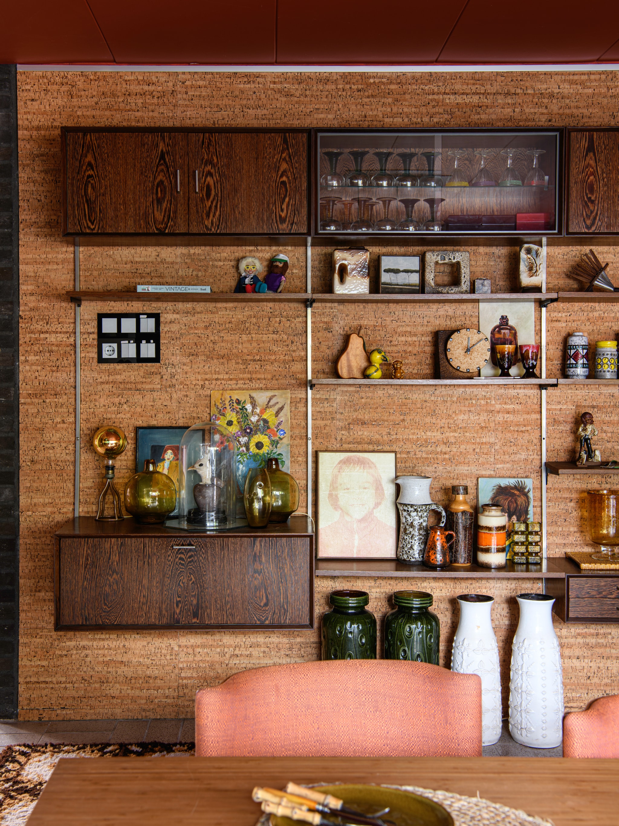 Uilfoto René Mesman Photography, apothekerskast Neef Louis. Overig vintage, rommelmarkt of onbekend. Soortgelijke stoelen bij Vintage Design Store. vtwonen 09-2025 | productie Inside Homepage | styling Kim Timmerman | fotografie Louis Lemaire