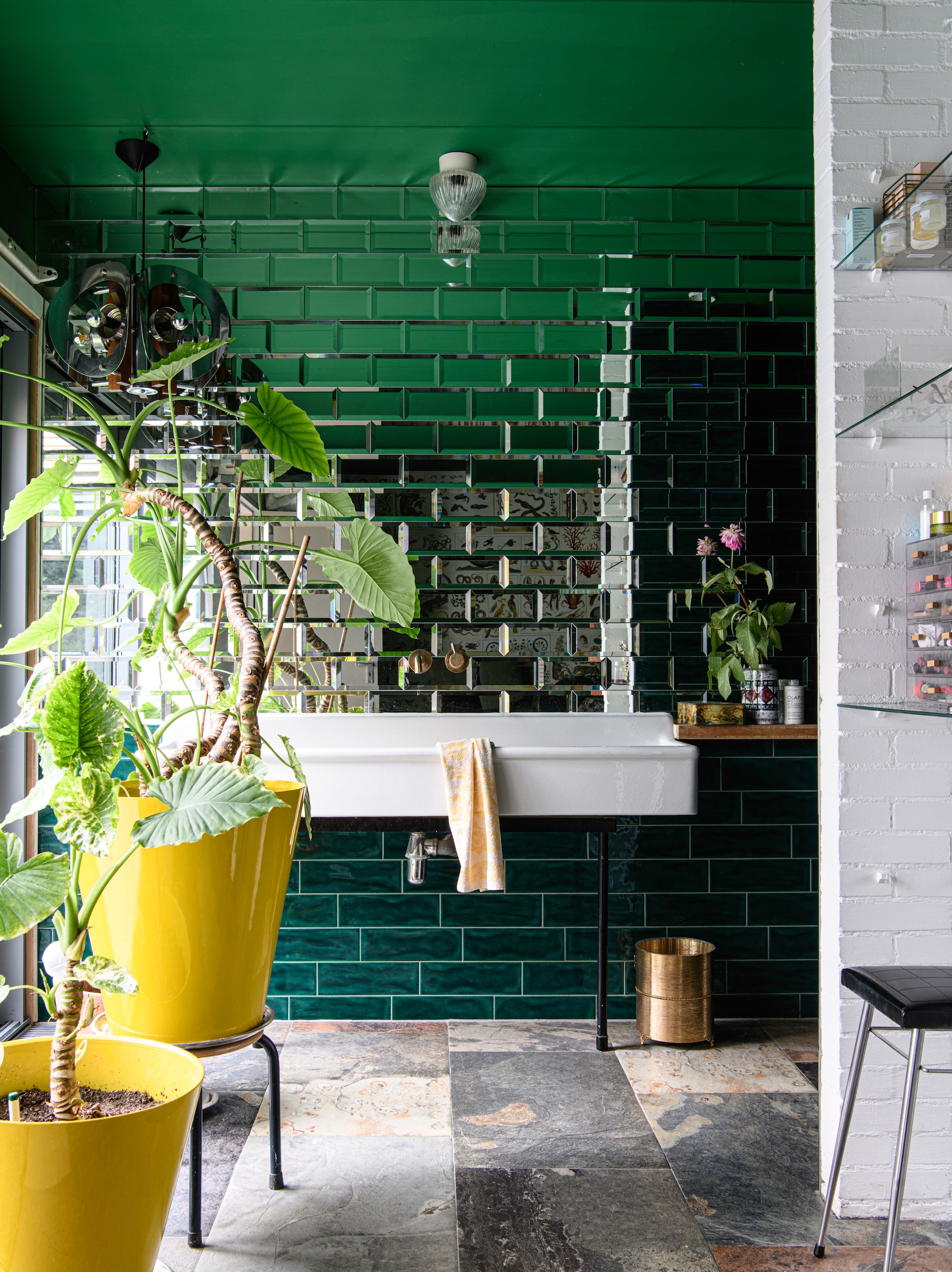 Groene tegels Intercodam, doek Dries van Noten, bamboe plank gemaakt door vriend. Overig vintage, rommelmarkt of onbekend. vtwonen 09-2025 | productie Inside Homepage | styling Kim Timmerman | fotografie Louis Lemaire