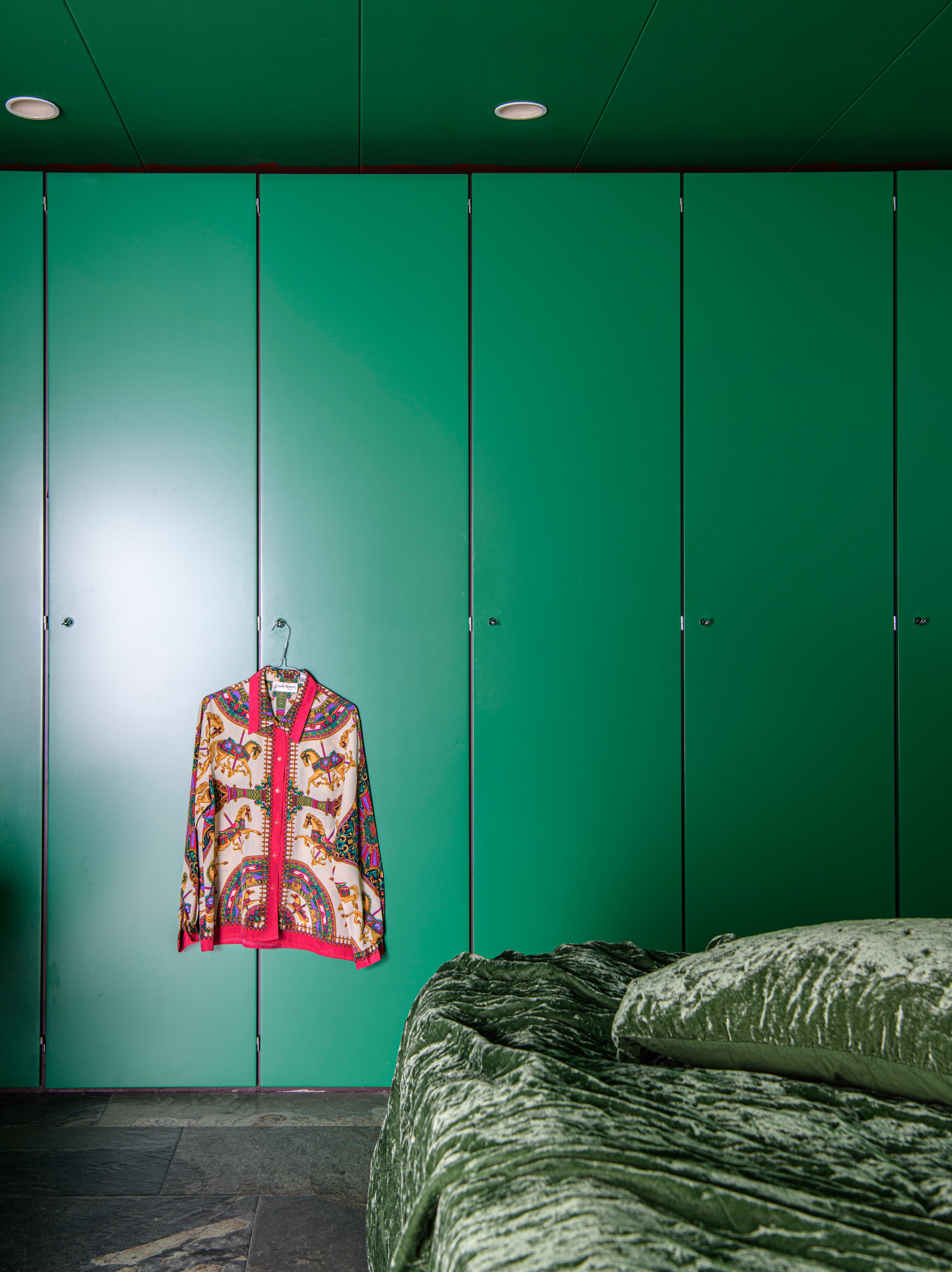 Groene sprei H&M Home. Overig vintage, rommelmarkt of onbekend. Vergelijkbare verfkleur Puck van Little Greene. vtwonen 09-2025 | productie Inside Homepage | styling Kim Timmerman | fotografie Louis Lemaire