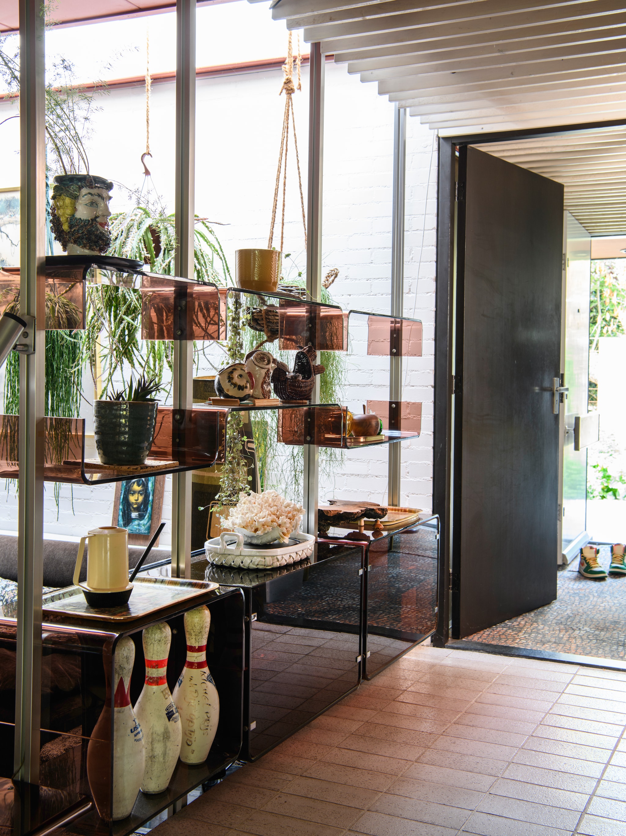 Zwevende wandkast Roche Bobois. Overig vintage, rommelmarkt of onbekend vtwonen 09-2025 | productie Inside Homepage | styling Kim Timmerman | fotografie Louis Lemaire