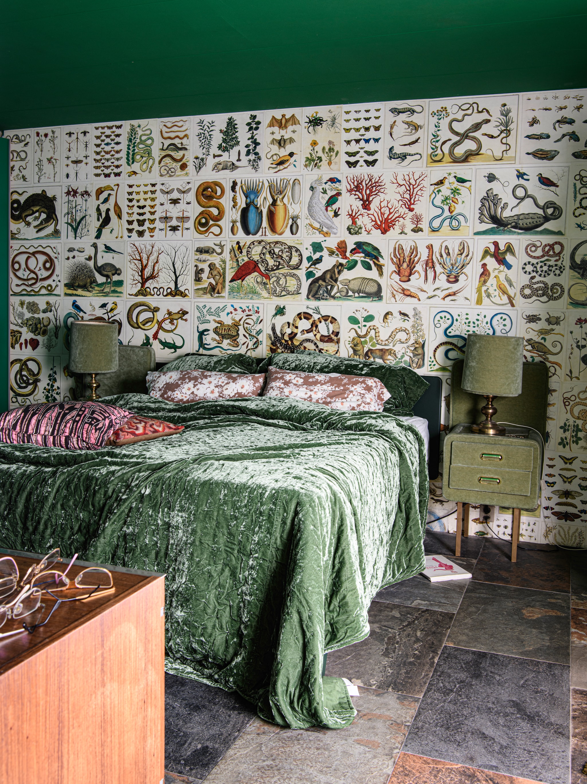 Groene sprei H&M Home, roze kussens Doris voor HKliving. Prints op de muur uit boek van Albertus Seba via Antiquariaat Kok. Overig vintage, rommelmarkt of onbekend. Vergelijkbare verfkleur Puck van Little Greene. vtwonen 09-2025 | productie Inside Homepage | styling Kim Timmerman | fotografie Louis Lemaire