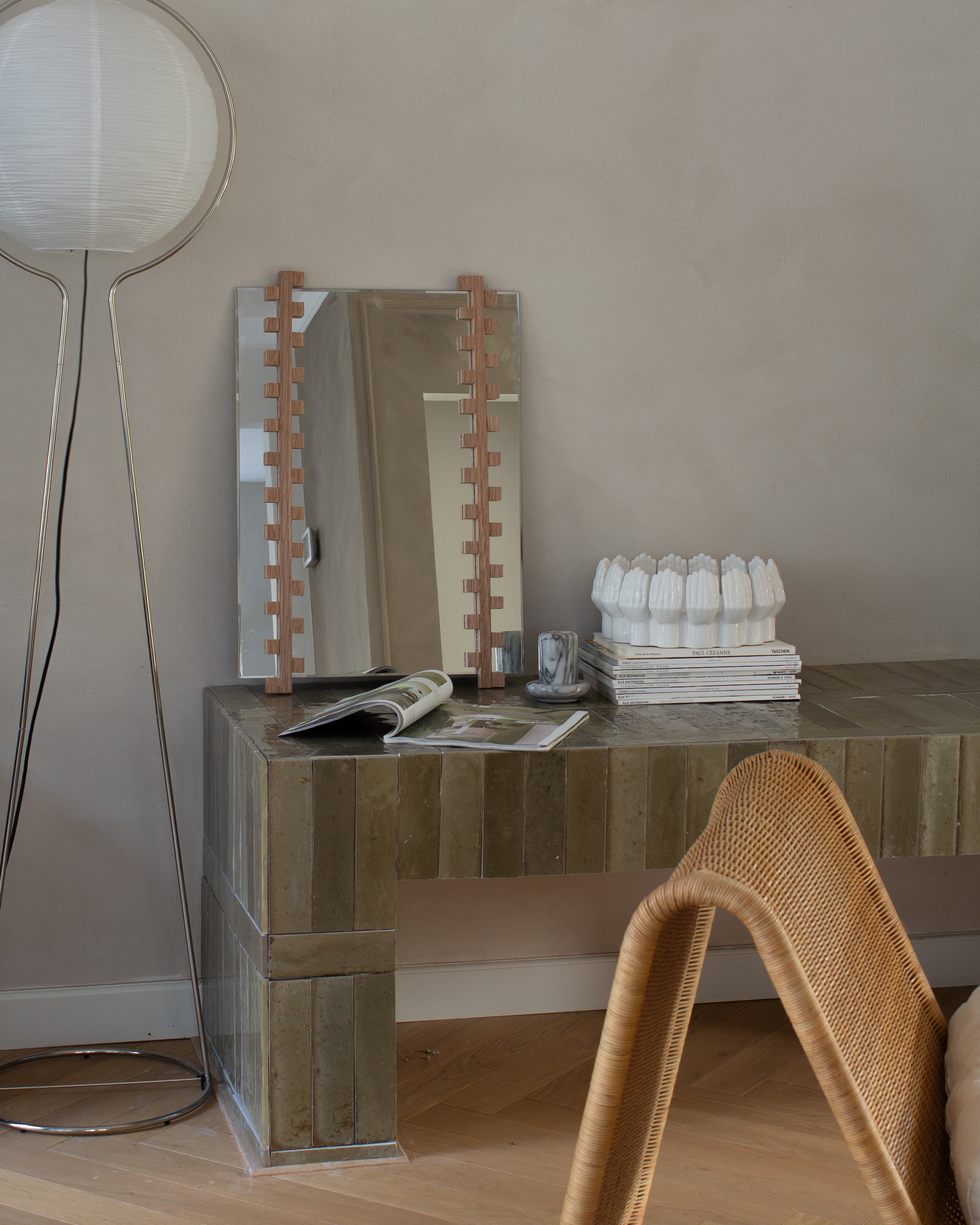 Schaal Nordal, waxinelichthouder tweedehands, vloerlamp vintage Ikea Väte, tegels Marazzi Lume Musk van Tegelfabriek. vtwonen diy-special | fotografie valerie paas