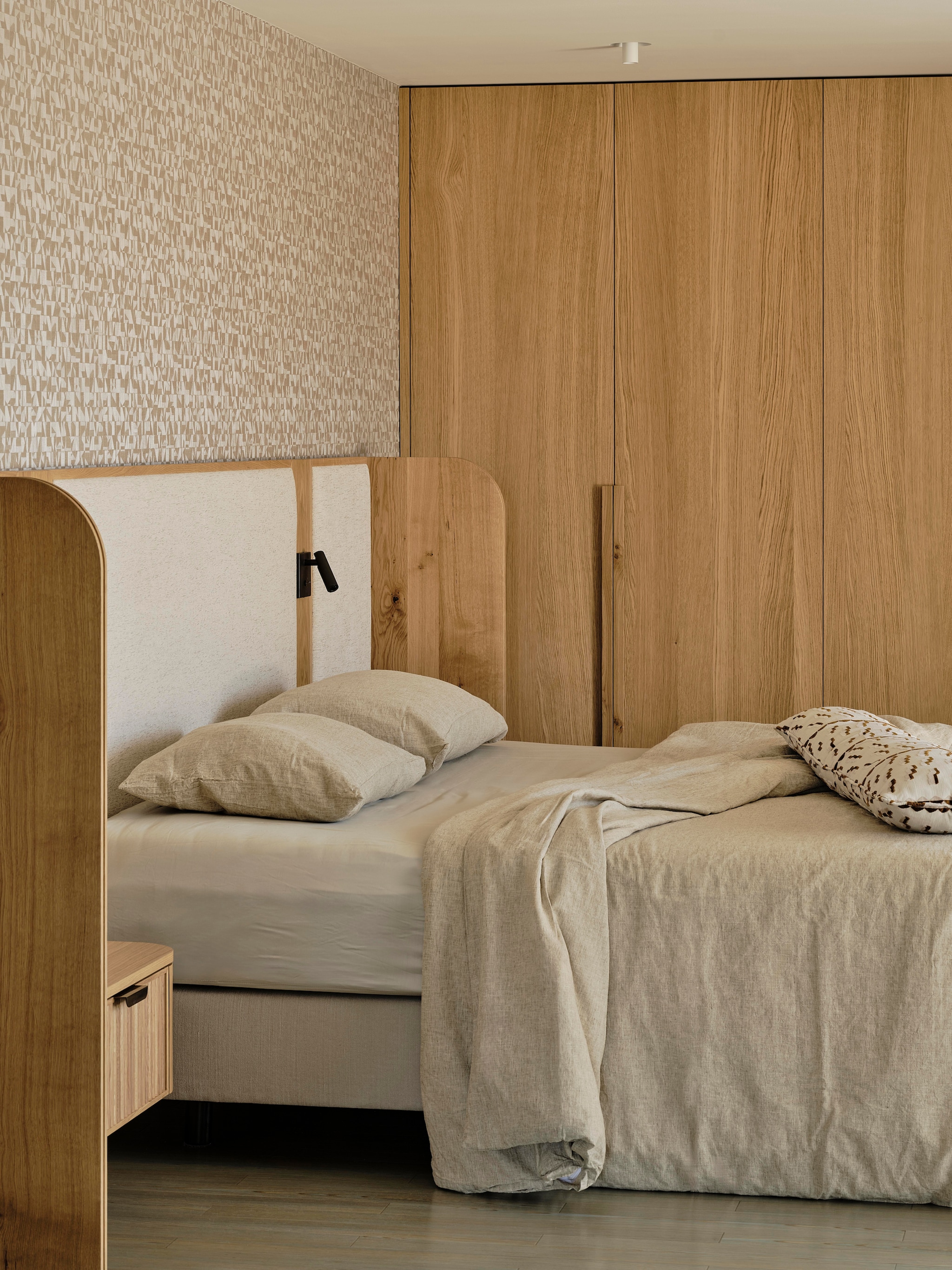 Behang Tiznit van Casamance. Beddengoed Zara Home. Kussen Dedar. Kleed Ferreira de Sá. Gordijnstof Zaz Amsterdam, gemaakt door Kniphal. Headboard met geïntegreerde verlichting ontworpen door Fleur Westerweel, gemaakt door ’t Kroonhuys en bekleed door Stoffeershop. stijlvol wonen 7-2025 | fotografie Space Content Studio