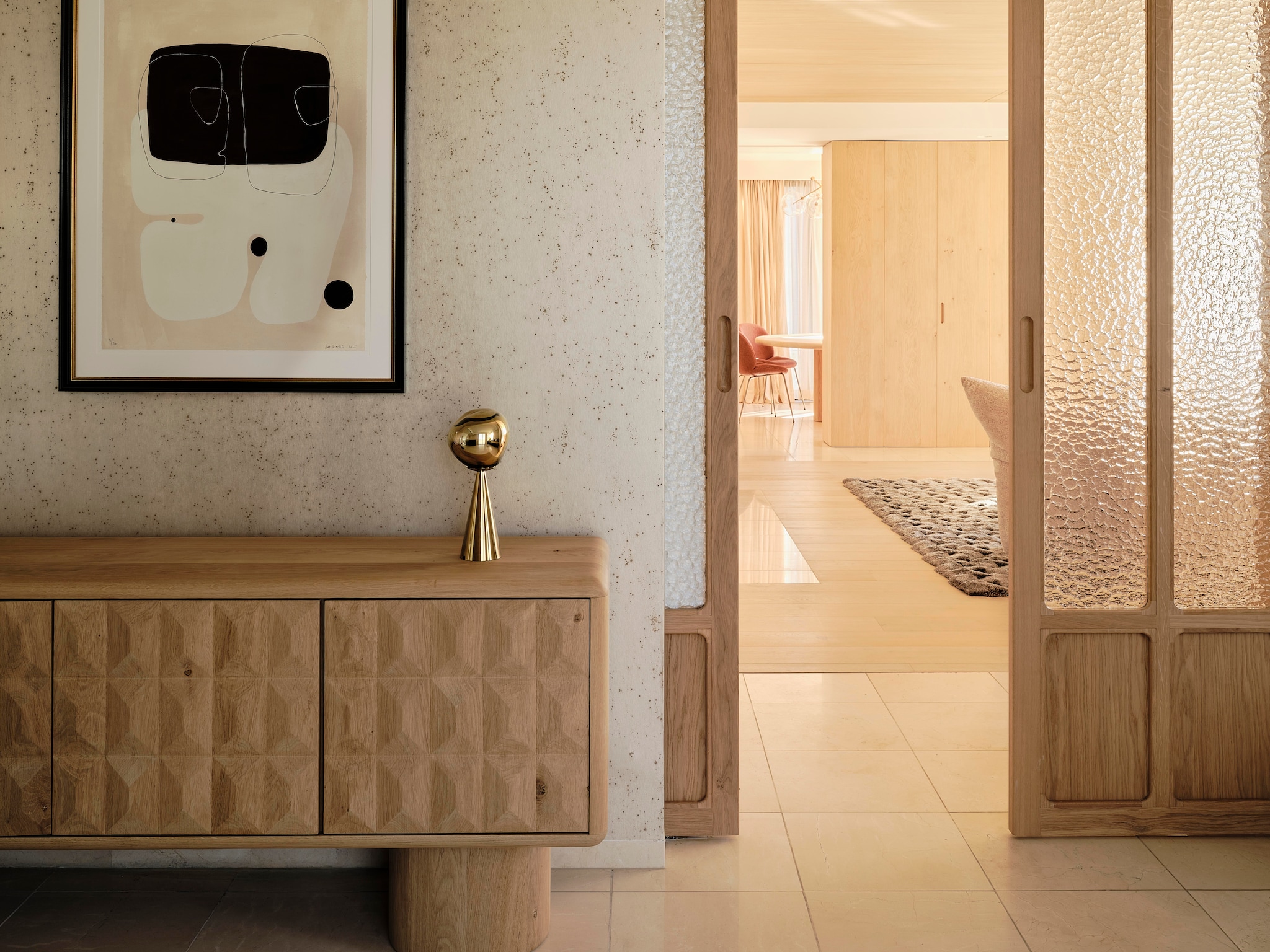 Dressoir ontworpen door Fleur Westerweel en op maat gemaakt. Gouden lamp Tom Dixon. Kunstwerk Kat Klerks. Spots Prado. Deuren ’t Kroonhuys. stijlvol wonen 7-2025 | fotografie Space Content Studio