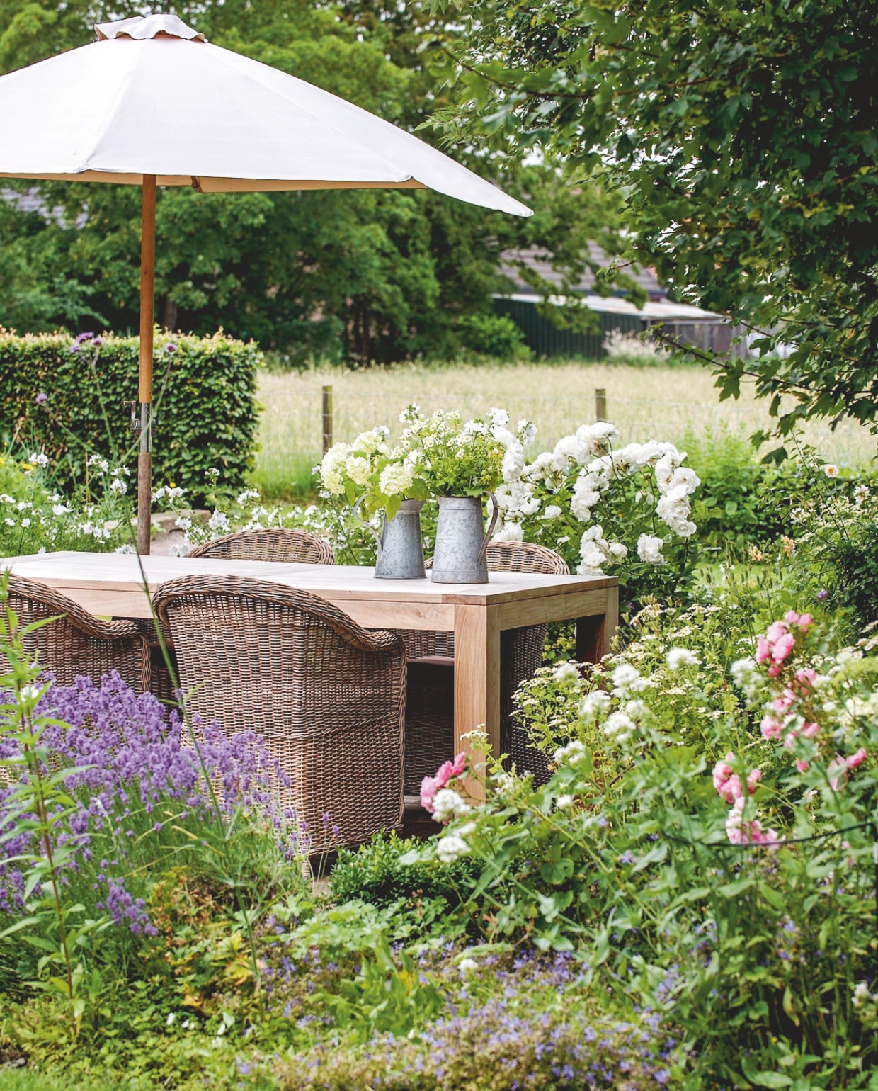 Rieten stoelen en tafel Avh Outdoor Tuinmeubelen. Parasol kringloop. vtwonen Landelijk 06-2025 | fotografie Ton Bouwer
