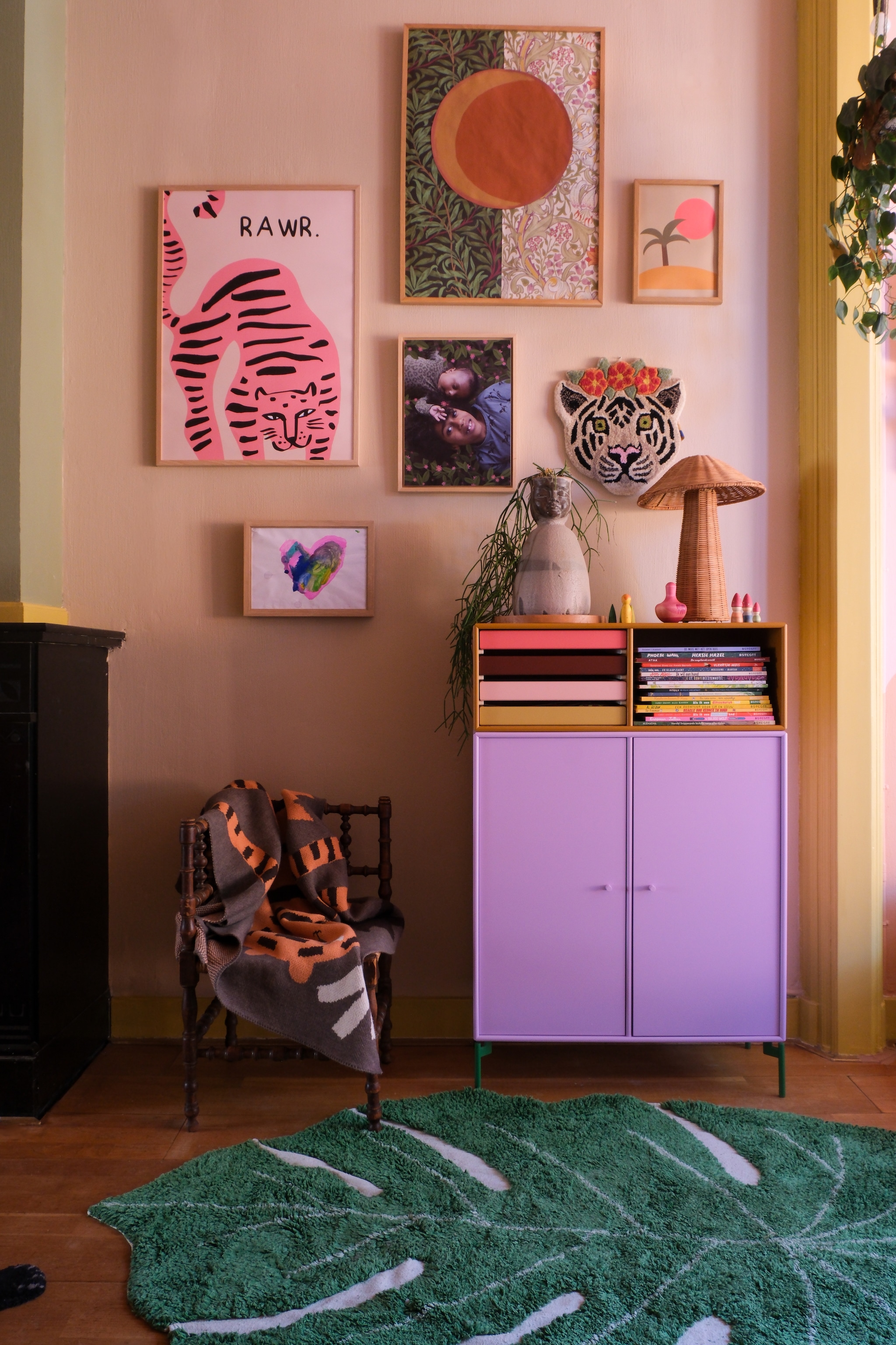 Poster roze tijger Dear Sam, tijgerkop wandkleed Doing Goods, verzamellijst voor kindertekeningen Ram’n. Kast Montana Furniture, vaas met gezicht erfstuk, houten speelgoed Grapat, lamp Ferm Living. Hoekstoel Marktplaats. Deken Biquette x Aniek Bartels. Muurverf Saint-Tropez, lak houtwerk Billy Button, beide Lab Paint. fotografie Rio van der Oest @mostlymosi