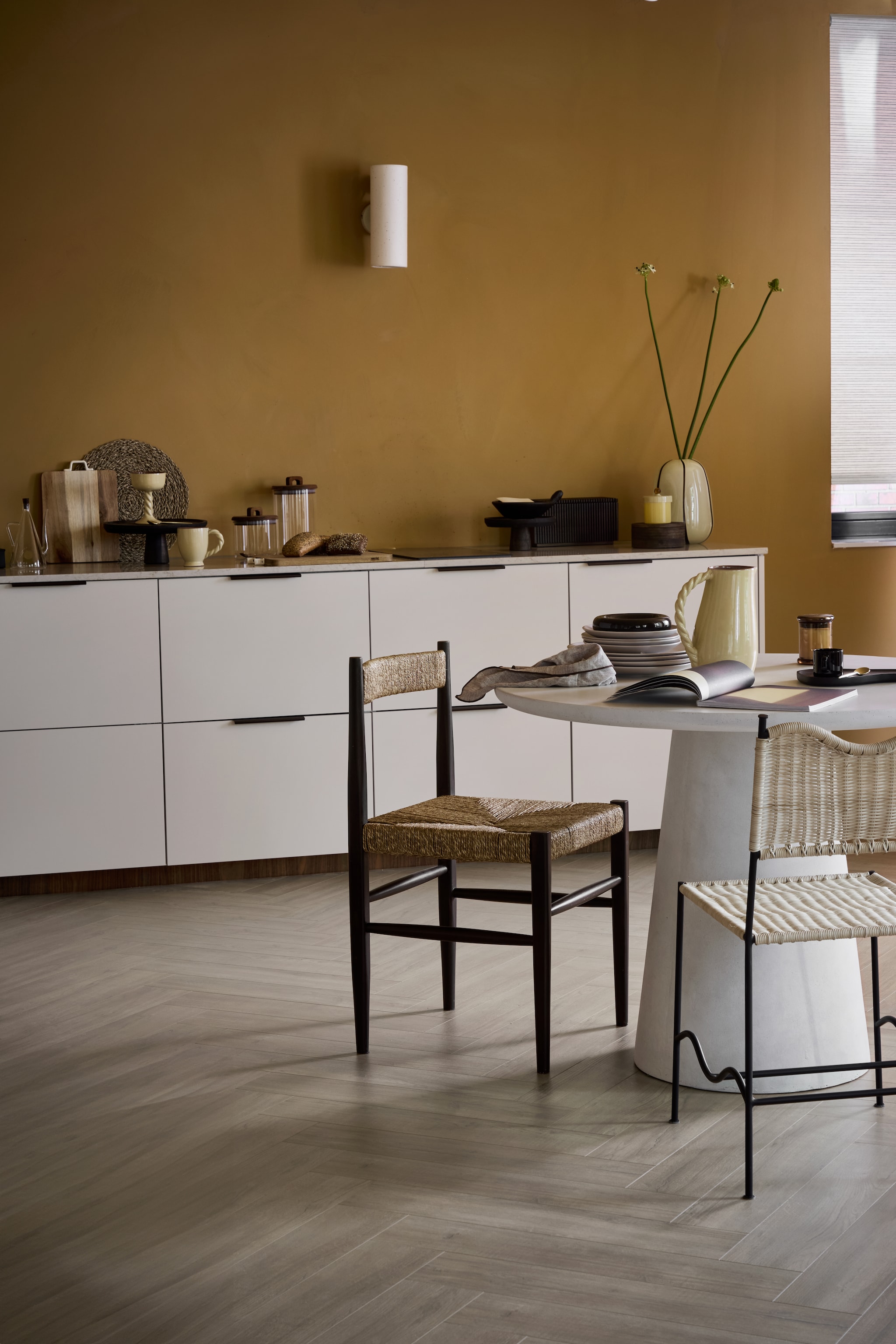 vtwonen muurverf krijtmat, desert, 1 liter € 27,99. vtwonen laminaat visgraat Rafter, naturel, per m² € 37,99. vtwonen wandlamp Paper Tube, papier, 16,5x11x30 cm (bxdxh) € 49,99. vtwonen vloerkleed Twin Stripe*, wol, taupe, 160x230 cm € 299,-. vtwonen 9-2025 | styling Sanne Ketelaar | fotografie Peggy Janssen