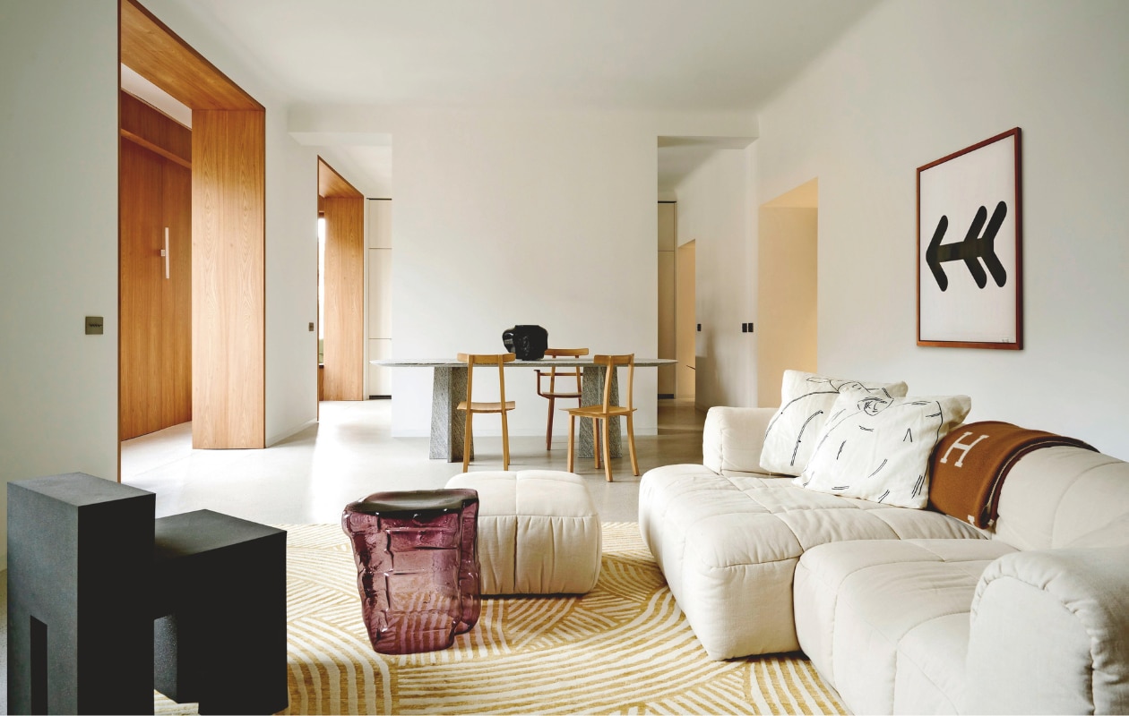 Bank Strips van Cini Boeri voor Arflex. Plaid Hermès. Salontafel 1/1/1 van 6:AM. Vloerkleed van Bethan Gray voor CC Tapis. Kunstwerk Enzo Mari. Stijlvol Wonen 06-2025 | fotografie Valentina Sommariva