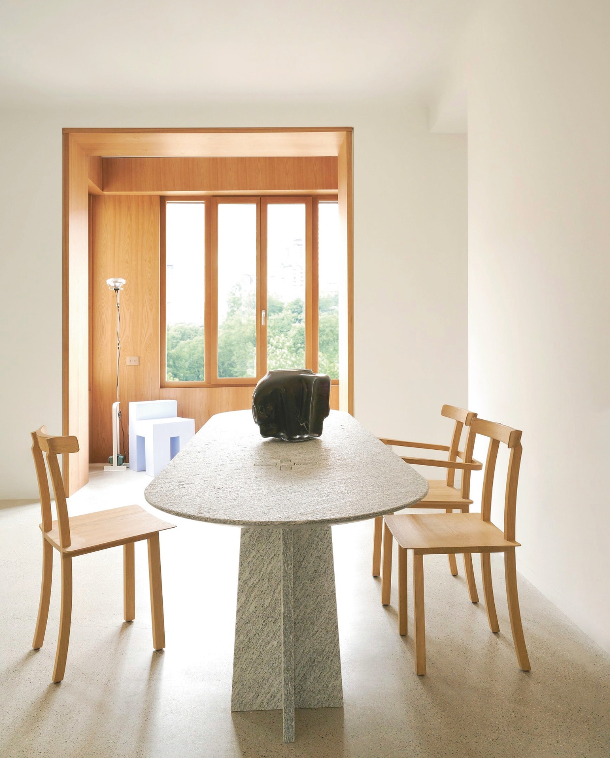 De eetkamer geeft toegang tot de gang die uitzicht biedt over Milaan. Tafel Esterno van Milleseicento. Stoelen van Francesco Faccin voor Woak. Vaas 6:AM. Stijlvol Wonen 06-2025 | fotografie Valentina Sommariva