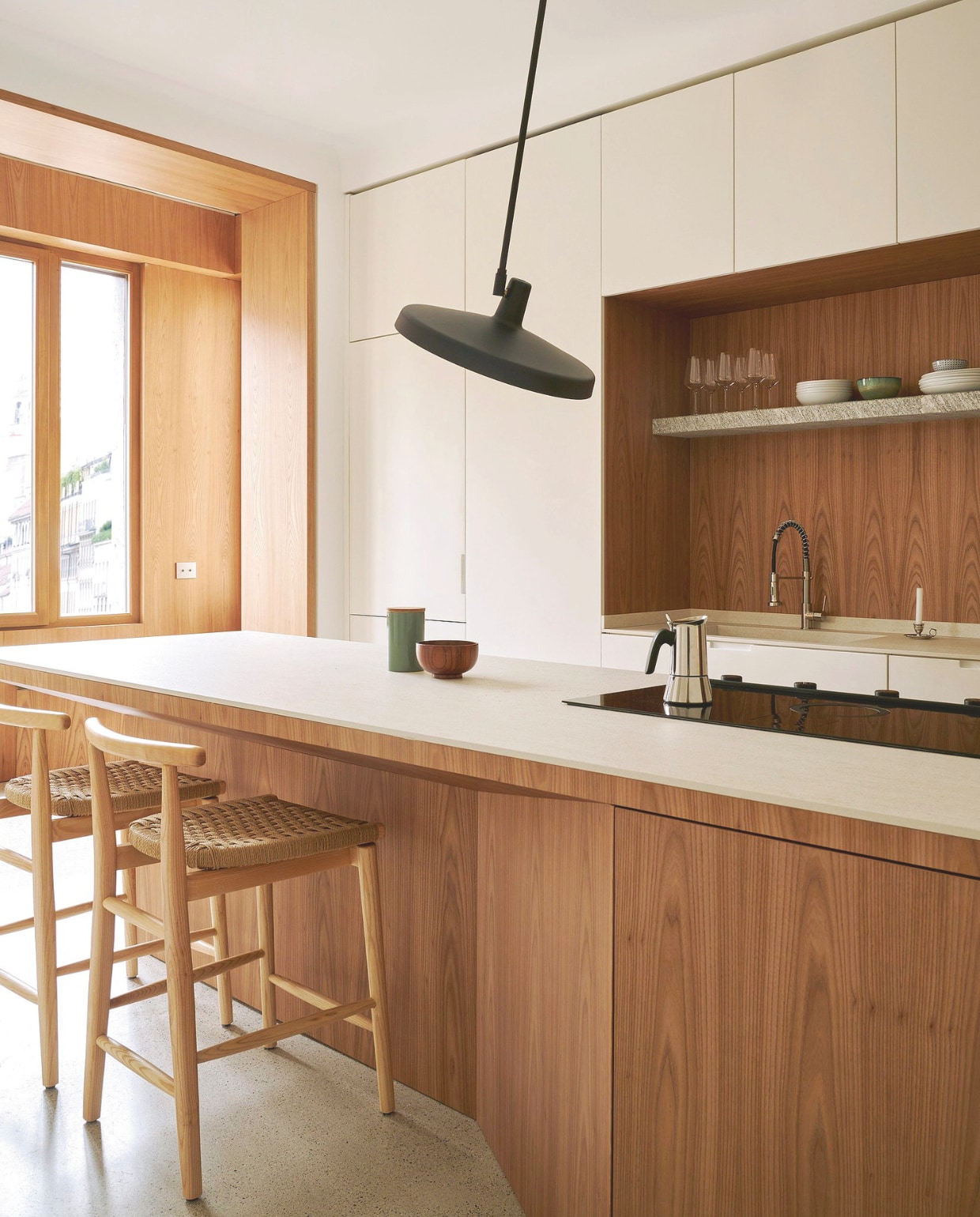 De houten keuken is op maat gemaakt. Lamp Arigato van Grupa. Houten stoelen Milleseicento. Percolator Bialetti. Stijlvol Wonen 06-2025 | fotografie Valentina Sommariva