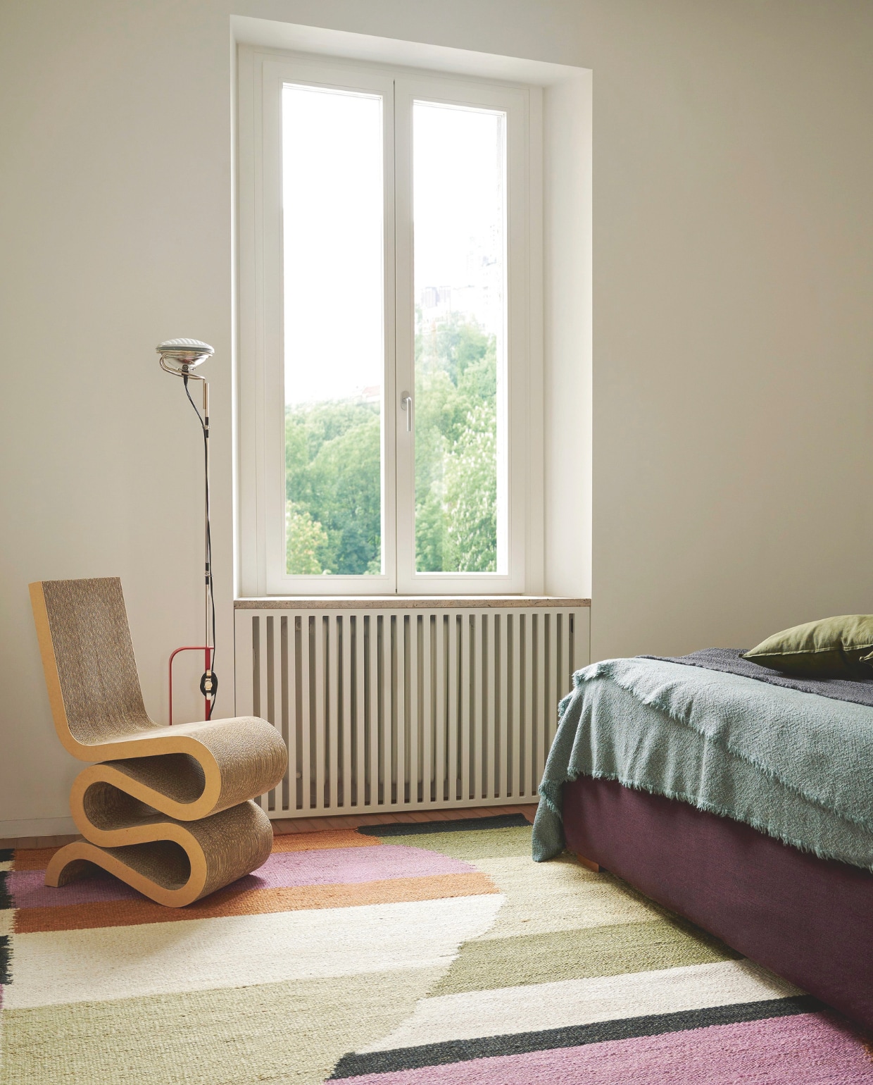 Wiggle Side Chair van Frank Gehry. Lamp Toio van Flos. Vloerkleed van Charles-Antoine Chappuis voor CC Tapis. Stijlvol Wonen 06-2025 | fotografie Valentina Sommariva