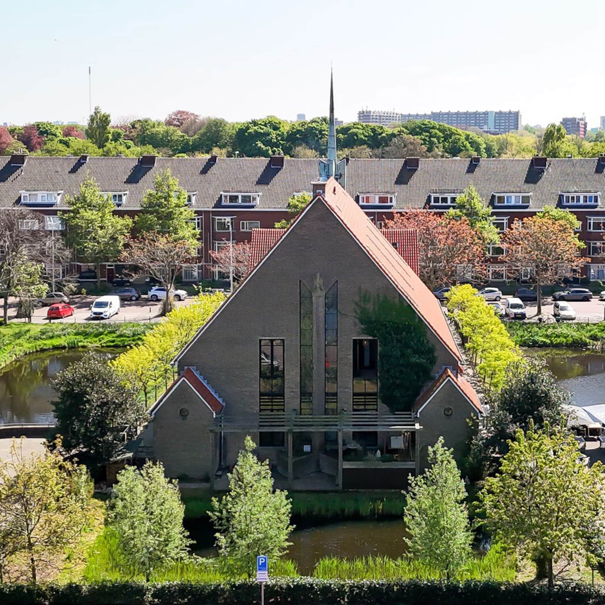 voormalige kerk kleurrijk interieur den haag