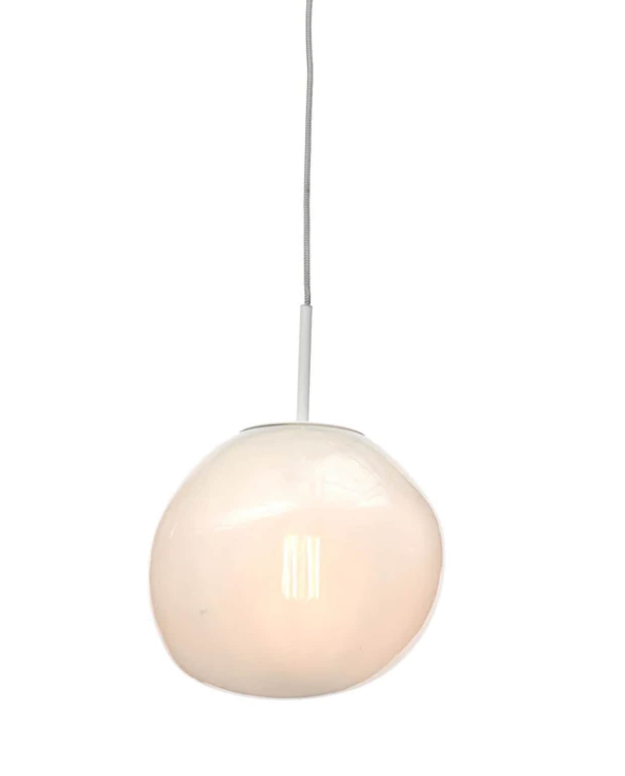 Shop via shop.vtwonen.nl: It's about Romi hanglamp Helsinki, glas, wit, 26x37 cm (Øxh) € 139,-.  It's about Romi