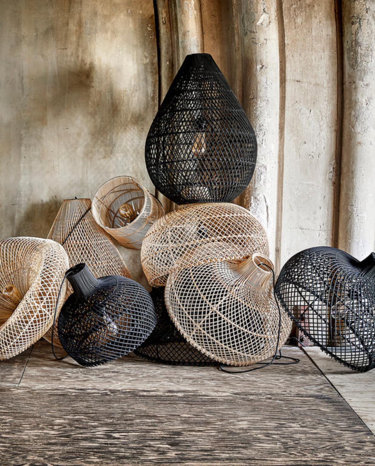 Diverse lampen van Raw Materials, waaronder Raw materials hanglamp Maze L, duurzaam rotan, naturel, 57x26 cm (Øxh) € 219,- (shop.vtwonen.nl).  Raw Materials