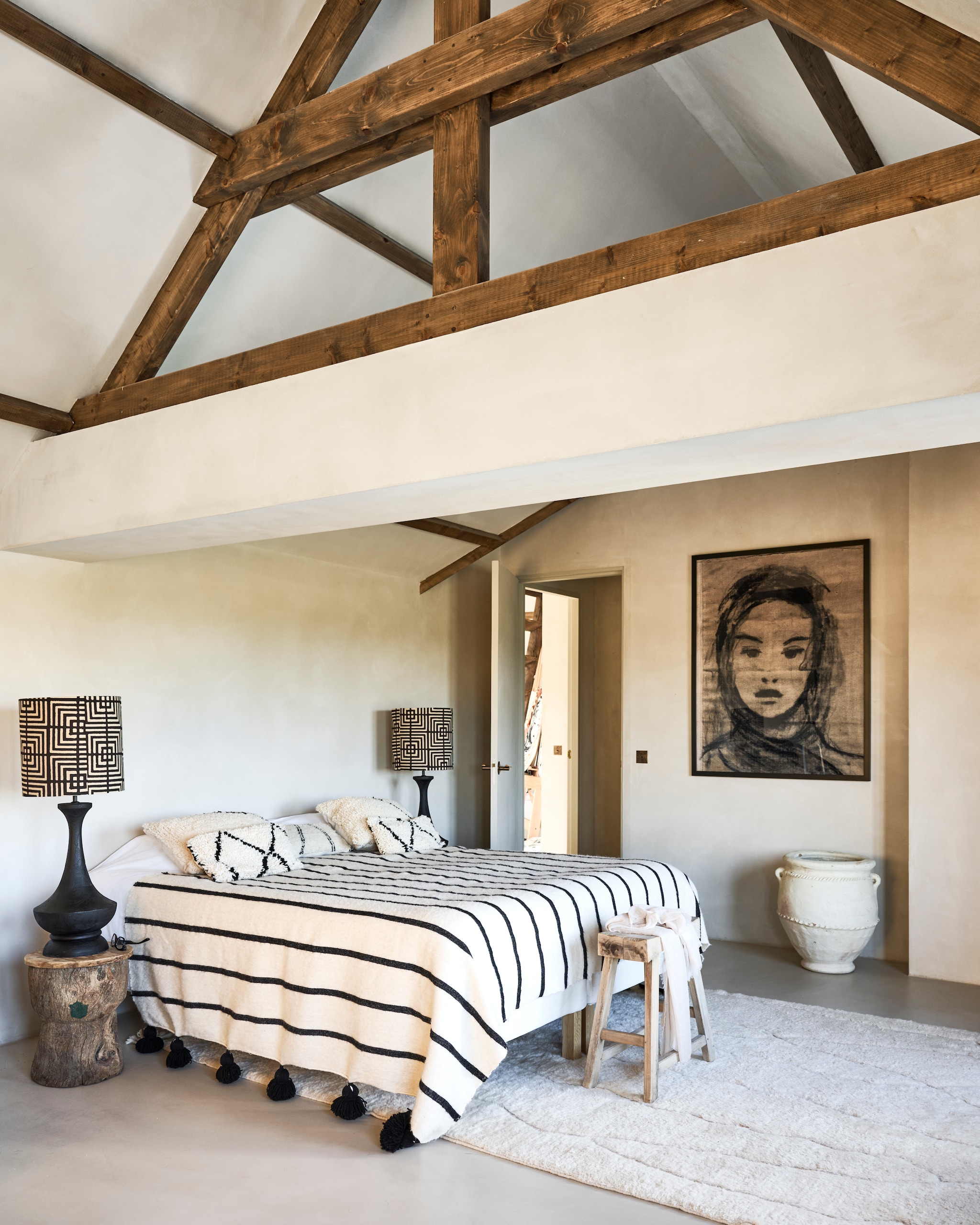 Sprei, kussens, kleed, bijzettafels en pot uit Marokko. Kunstwerk van houtskool op linnen Grace Spiegel. Lampen Madame Garage. Op de muren L’Authentique kalkverf 230 zand. vtwonen 08-2025 | styling Marianne Luning | fotografie Sjoerd Eickmans