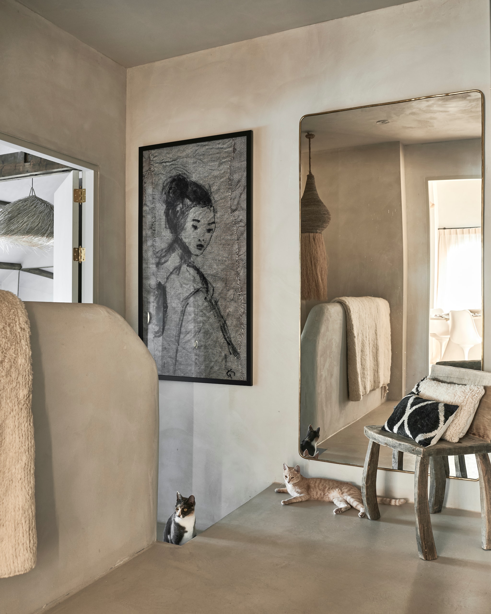 Spiegel, stoel, kleed, lamp en kussens uit Marokko. Kunstwerk Grace Spiegel. Op de muren L’Authentique kalkverf kleur 230 zand.  vtwonen 08-2025 | styling Marianne Luning | fotografie Sjoerd Eickmans