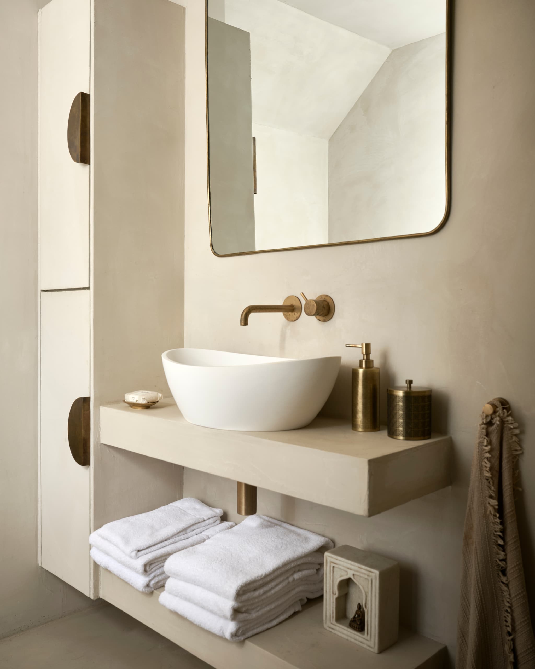 Kasten en planken op maat gemaakt Holtzhaus. Wastafel en kraan Meester Smeets. Zeeppomp en potje Rituals. Handdoek Merci. Stopcontact Unifit. Doosje onderste plank rommelmarkt Ibiza. vtwonen 08-2025 | styling Marianne Luning | fotografie Sjoerd Eickmans