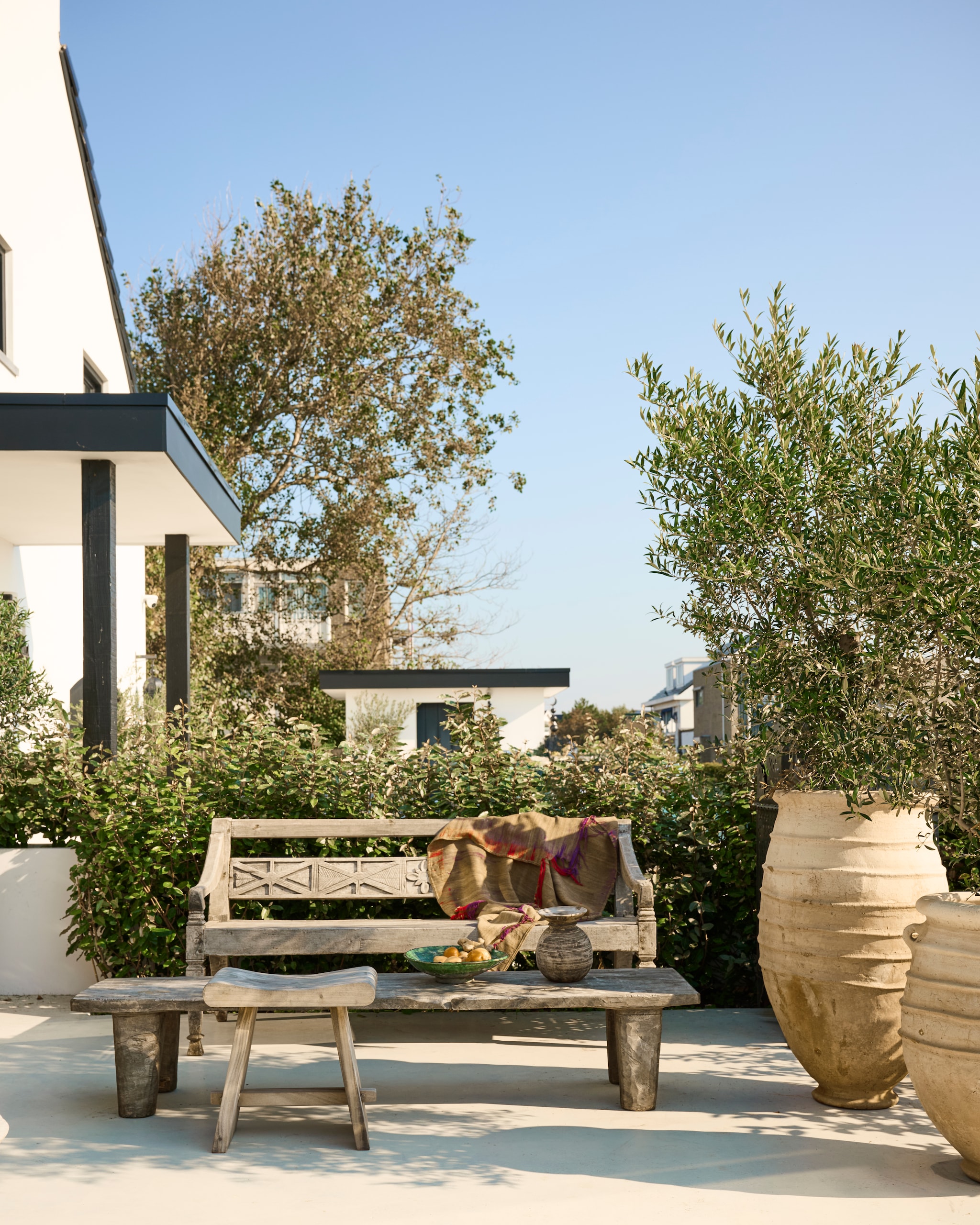 Tuinmeubels Ibiza Outdoor. Potten uit Marokko. Kleed Katoo. vtwonen 08-2025 | styling Marianne Luning | fotografie Sjoerd Eickmans