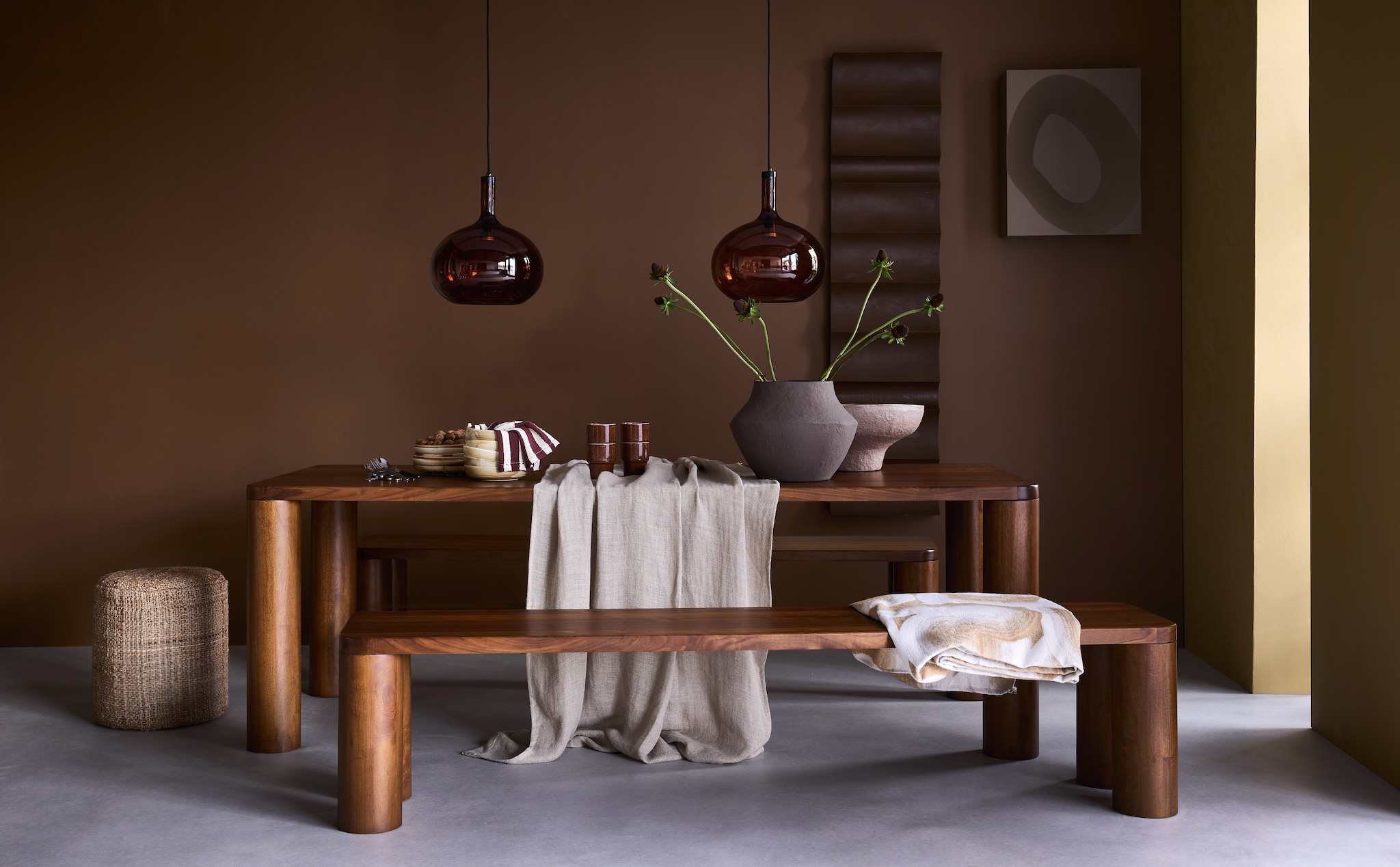 Lab Paint muurverf, Epic Tiger en Golden Leaf, 1 liter € 56,- (vestingh.nl). Fést eettafel Harvey, hout, walnoot, 220x90x74 cm (lxbxh) € 1249,-, eetkamerbank Harvey, hout, walnoot 200x45x45 cm (lxbxh) € 699,- (festamsterdam.com). Muurobjecten, kunststof, bruin, prijs op aanvraag (edithbeurskens.com). Urban Nature Culture poef Titos, jute, bruin, 38x42 cm (Øxh) € 219,-, kom Zuni, papier-maché, bruin € 149,-, pot Siko, papier-maché, bruin € 99,-, hanglampen Queda, glas, bruin € 199,99 (shop.vtwonen.nl). Designers Guild stof Brera, linnen, zand, 139 cm (b), per m € 105,-, Nobilis stof Opulance, wol en katoen, 139 cm (b), per m € 288,-(wva.nl). HKliving servetten Striped, katoen, bruin, wit, set van 2 € 12,-, diepe borden, keramiek € 12,95, dinerborden Chef, keramiek € 19,95 (hkliving.nl). vtwonen 09-2025 | styling Marianne Luning | fotografie Alexander van Berge