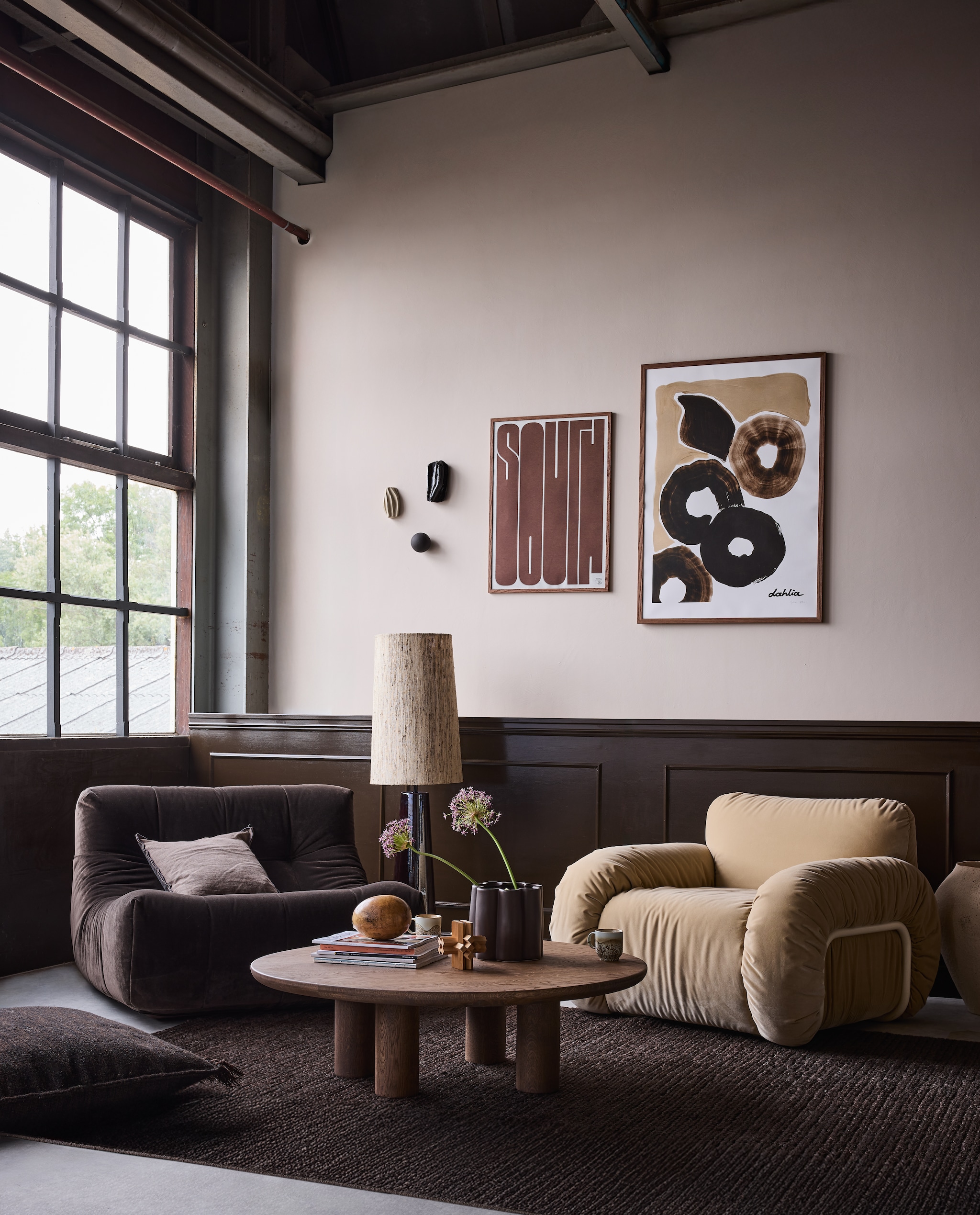 Lab Paint muurverf, Nude Cashmere, 1 liter € 56,-, houtverf, Charcoal, per liter € 81,- (vestingh.nl). HKliving fauteuil Lazy, velours, bruin, 105x105x75 cm (bxdxh) € 1850,-, fauteuil Arc lounge, velours, room, 101x98x74 cm (bxdxh) € 1795,-, lampvoet Cone, aardewerk, bruin € 379,-, kap Cone, zijde, beige € 129,-, koffiekopjes 70’s, keramiek, per stuk € 8,75 (hkliving.nl). Loods 5 salontafel Canu, eikenhout, bruin, 105x95x32 cm (bxdxh) € 899,- (loods5.nl). Designers Guild kussen Brera Lino, linnen, bruin € 75,- (wva.nl). Urban Nature Culture pot Nari, keramiek, bruin € 49,99, Pstr Studio print South van Meindl Taxer, papier, 50x70 cm € 58,-, poster Dahlia van Julita Elbe, papier € 83,- (shop.vtwonen.nl). Muurobjecten, keramiek, bruin, prijs op aanvraag (edithbeurskens.com). Overig privébezit. vtwonen 09-2025 | styling Marianne Luning | fotografie Alexander van Berge