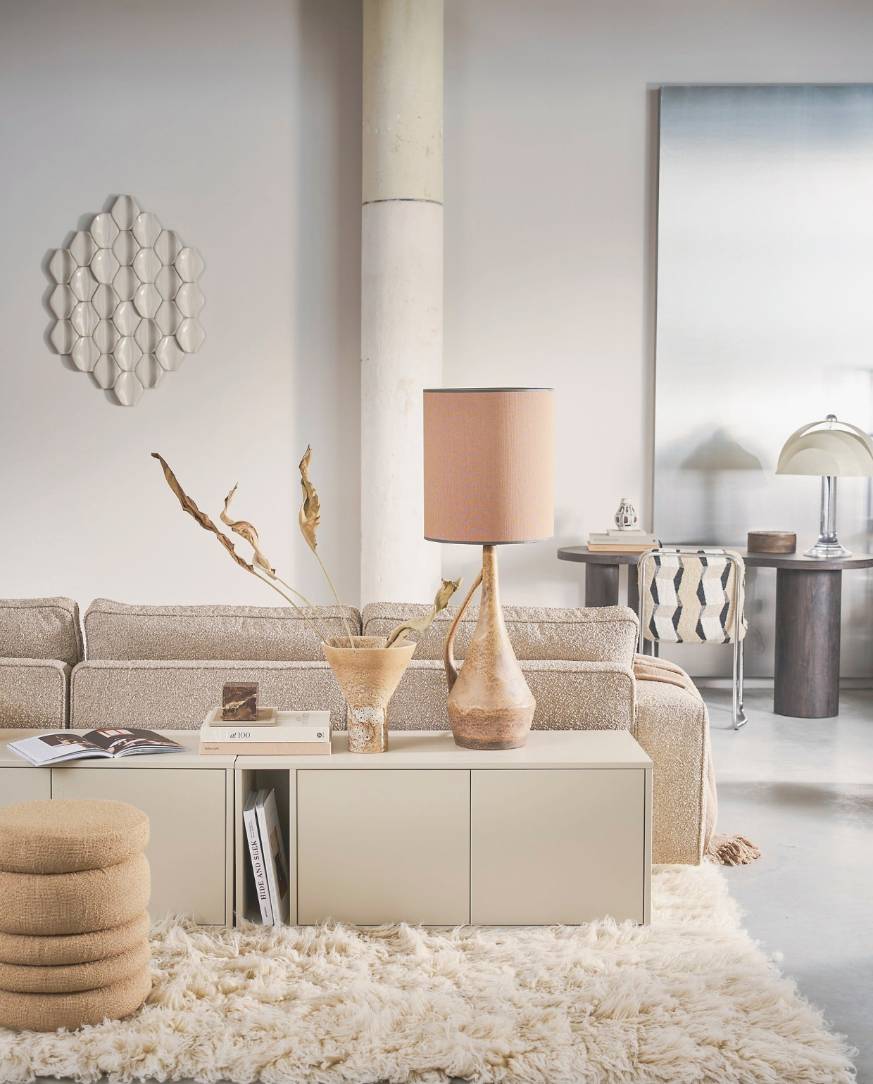 vtwonen elementenbank Lazy, bouclé, naturel, verkrijgbaar in diverse elementen vanaf € 429,-. vtwonen tv-meubel/bank Settle Down, grenenhout, dust, 198x44x45 cm (bxdxh) € 399,- (inclusief  kussen € 519,-).  M.m.v. cocooncollectables.nl (lampen, vloerkleed, tegeltableau en stoel), urbannatureculture.nl (vaas en poef), zarahome.com (doos en marmeren kubus), basiclabel.nl bureau Moon. Overig privébezit. vtwonen collectie 07-2025 | styling Cleo Scheulderman | fotografie Jeroen van der Spek