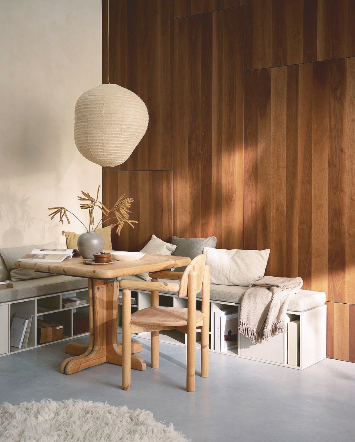 vtwonen meubel letterba(n)k XL, grenenhout, dust, 194x40x40 cm (bxdxh) € 579,- (exclusief kussen € 399,-).M.m.v. cocooncollectables.nl (tafel en stoel), fermliving.com (hanglamp), hm.com (vaas), zarahome.com (kussens). Overig privébezit. vtwonen collectie 07-2025 | styling Cleo Scheulderman | fotografie Jeroen van der Spek