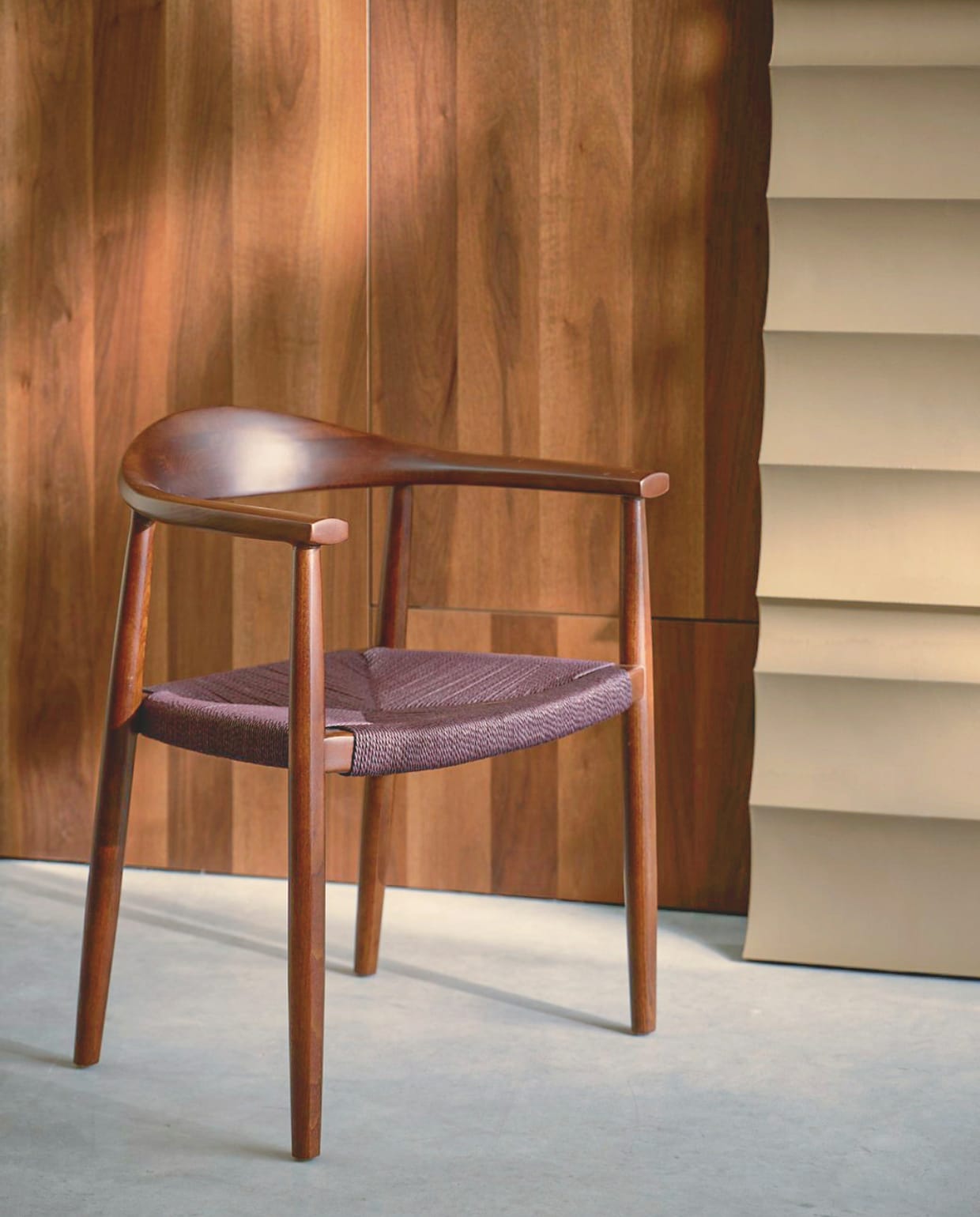 vtwonen eetkamerstoel Embrace, hout, donkerbruin, set van 2 € 558,-. vtwonen collectie 07-2025 | styling Cleo Scheulderman | fotografie Jeroen van der Spek