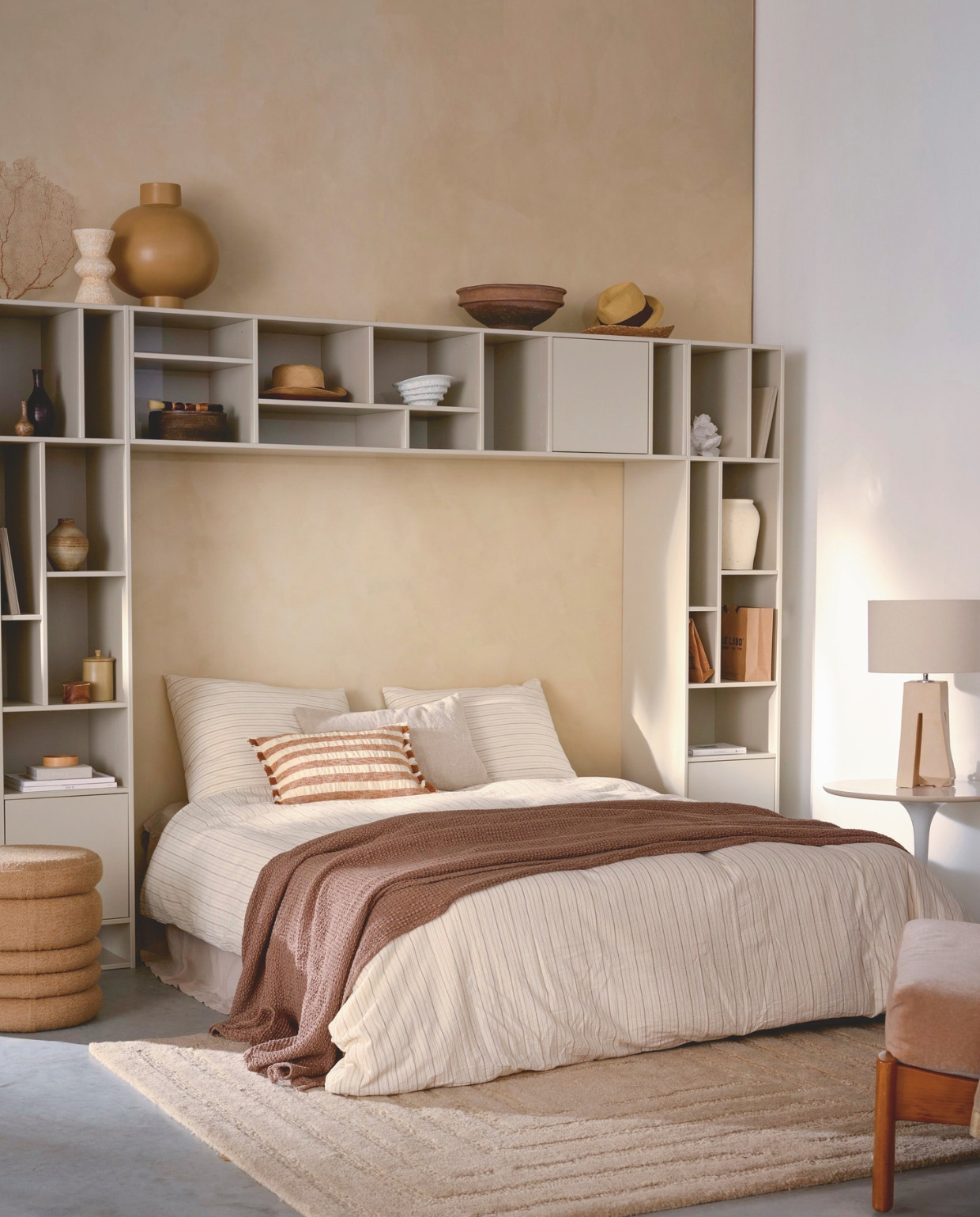 3x vtwonen meubel letterba(n)k XL, grenenhout, dust, 194x40x40 cm (bxdxh) € 399,- (incl. kussen € 579,-). M.m.v.: Zarahome.com (beddengoed en sprei, ronde dozen, sierkussens, papier-maché schaal), Woood.nl (vloerkleed en crème bijzettafel), Urbannatureculture.nl (vazen op bovenste rand en poef), Cocooncollectables.nl (vintage vazen en lamp). Overig privébezit. vtwonen collectie 07-2025 | styling Cleo Scheulderman | fotografie Jeroen van der Spek
