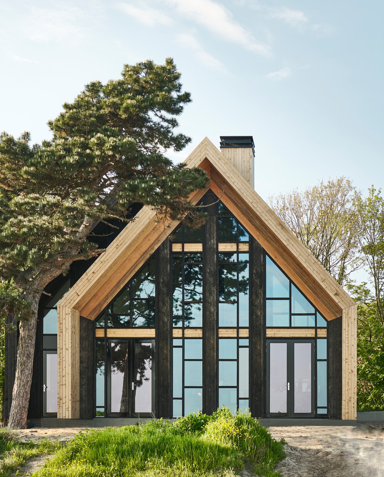 vtwonen project Familiehuis op Vlieland. vtwonen 2023-08 | productie Tanja Saarberg | styling Tanja Saarberg, Kim van Rossenberg & Sanne Ketelaar | fotografie Sjoerd Eickmans