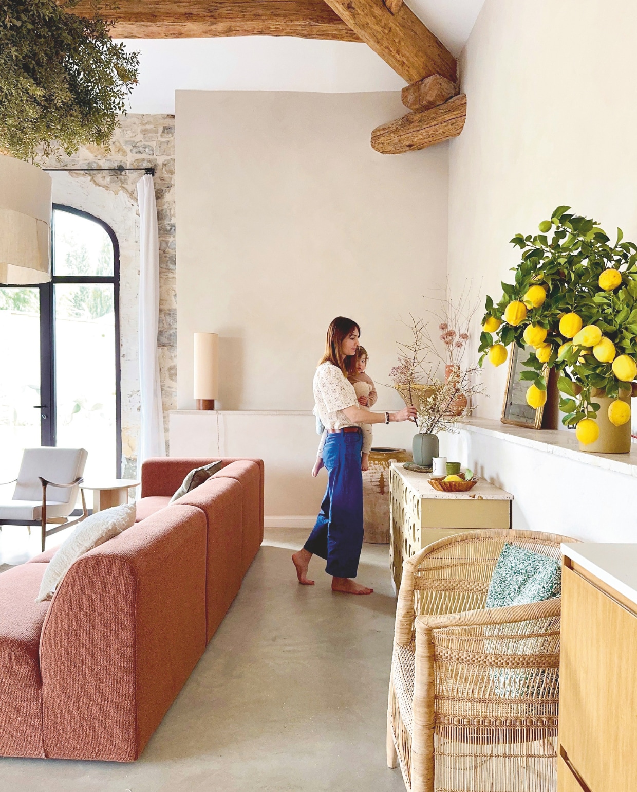 Dressoir Argicru, bank By Sidde, tafellamp Anso Design, soortgelijke stoel Malawi van Atelier Pomme. Maatwerk stalen kozijnen L’Atelier Souriou in RAL-kleur 8019. vtwonen 07-2025 | fotografie Manon Ferra
