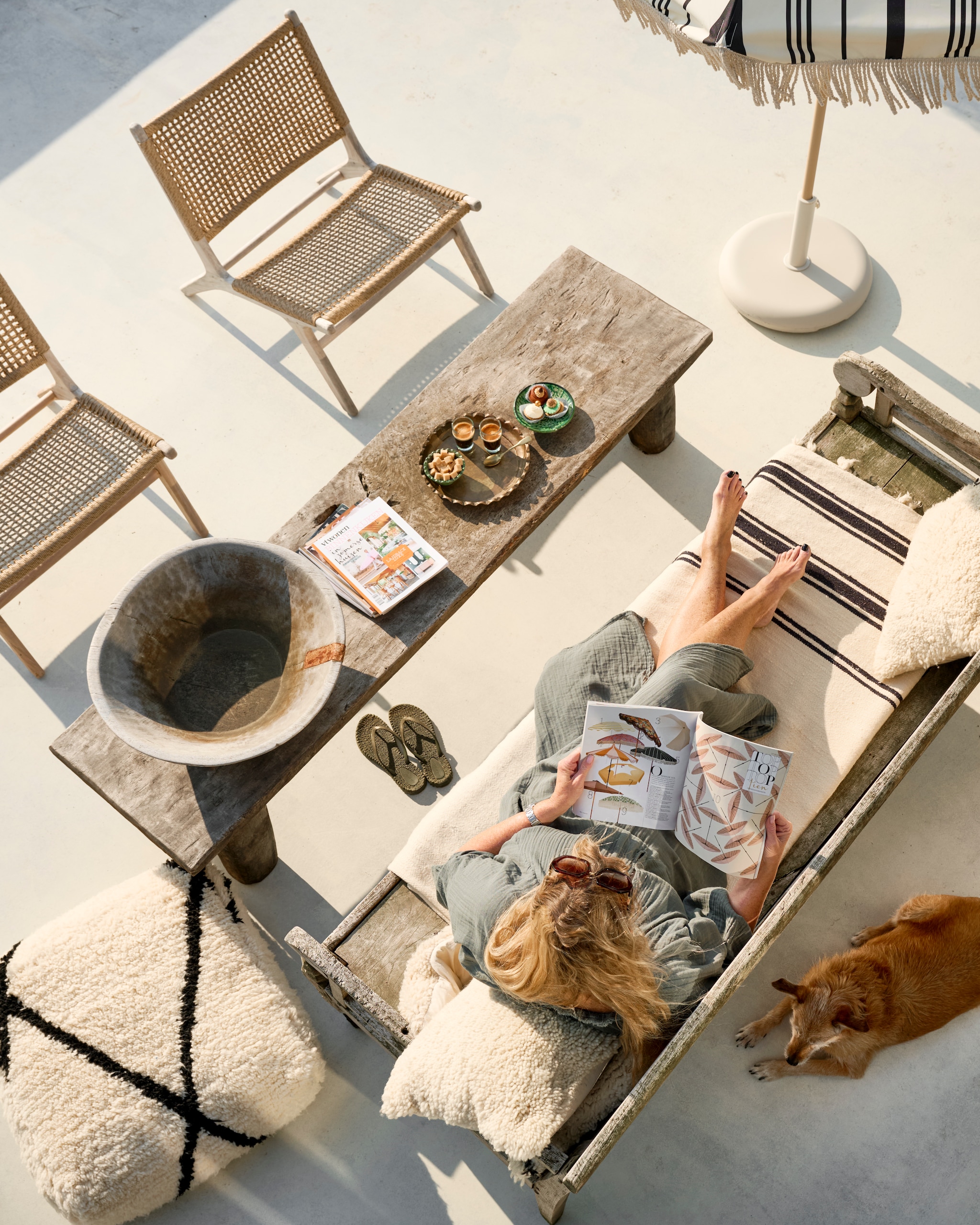 Tuinmeubels Ibiza Outdoor. Potten en lampen uit Marokko. Parasol Katoo. Jurk Numero 74 Ibiza. vtwonen 08-2025 | styling Marianne Luning | fotografie Sjoerd Eickmans