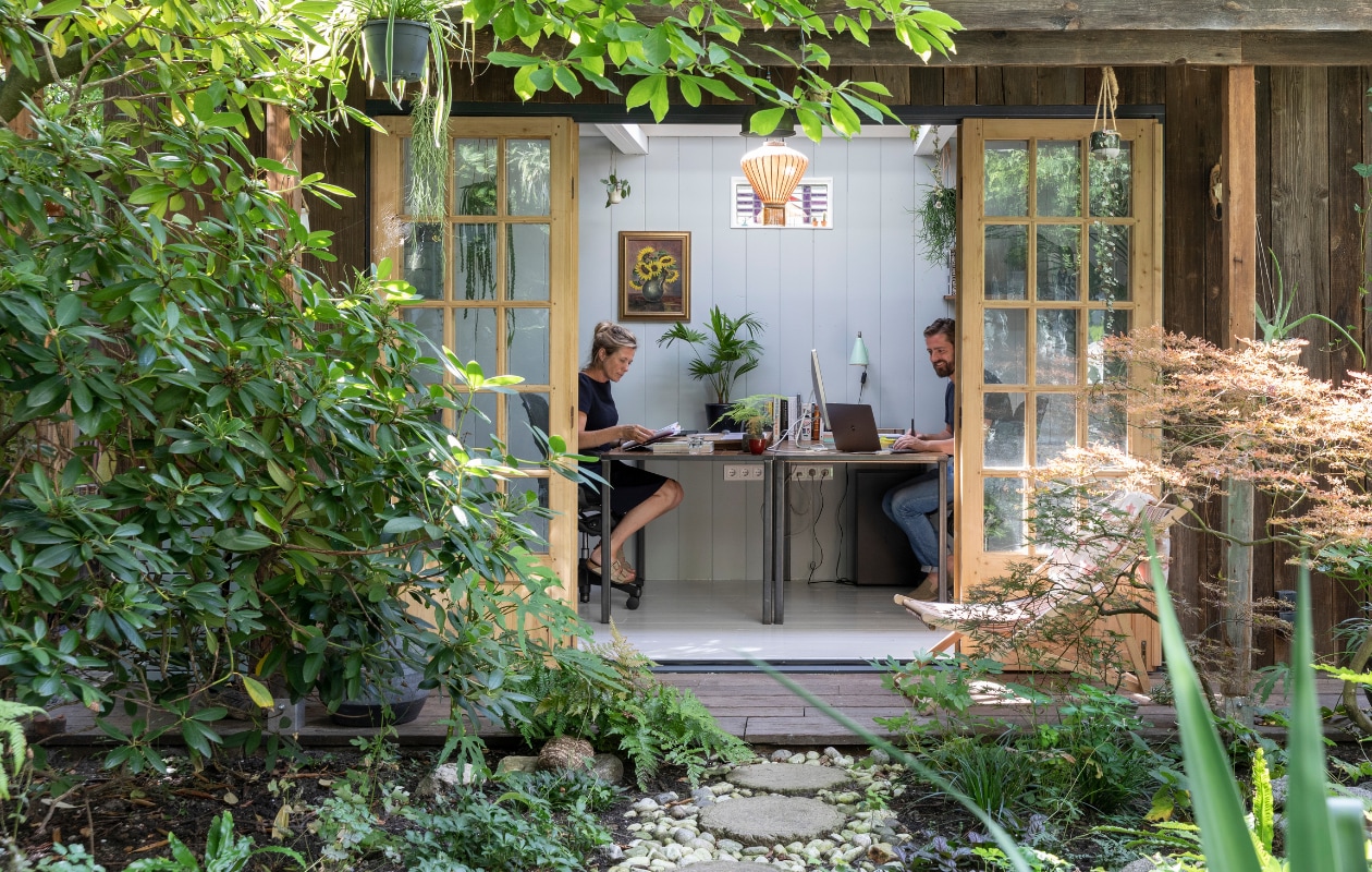 Tuinhuis ontworpen door Philip en gemaakt door timmermannen Jan en Rob. Deuren ’t Achterhuis. Planken op muur van oude schuren via Historisch Hout, net als de scheepsplanken op de veranda. Glas-in-loodraampje Marktplaats. Hanglamp Taiwan-lantern. Bureaus gemaakt door Mariekes vader. Schilderij aan muur uit Philips familie. Plantenhangers Mica. Wandlamp rommelmarkt IJ-Hallen. Strandstoel al jaren in bezit, herkomst onbekend. vtwonen 04-2020 | fotografie Margriet Hoekstra