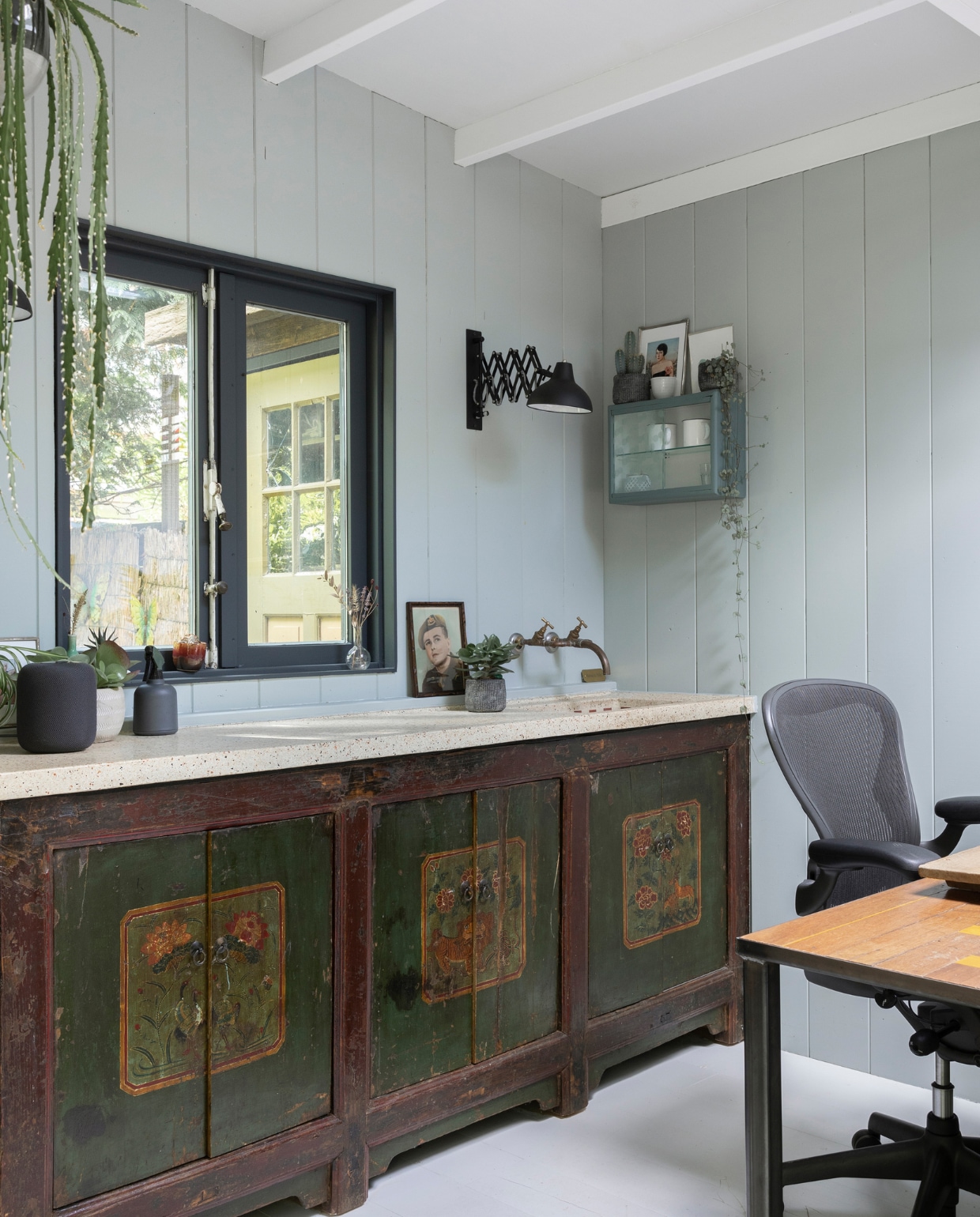 Tuinhuis ontworpen door Philip en gemaakt door timmermannen Jan en Rob. Deuren ’t Achterhuis. Planken op muur van oude schuren via Historisch Hout, net als de scheepsplanken op de veranda. Glas-in-loodraampje Marktplaats. Hanglamp Taiwan-lantern. Bureaus gemaakt door Mariekes vader. Schilderij aan muur uit Philips familie. Plantenhangers Mica. Wandlamp rommelmarkt IJ-Hallen. Strandstoel al jaren in bezit, herkomst onbekend. vtwonen 04-2020 | fotografie Margriet Hoekstra