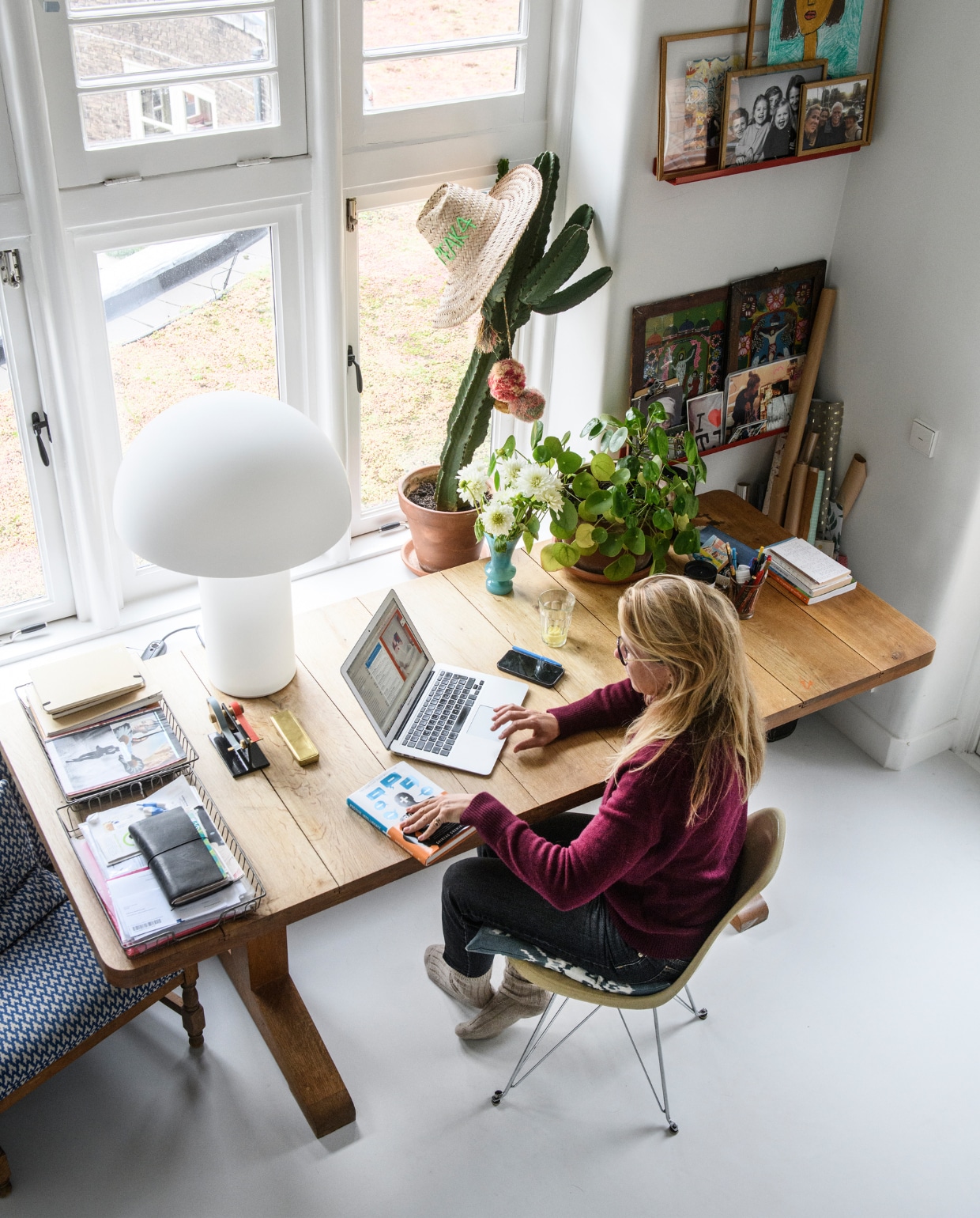 Stoel Eames van Vitra. Overig onbekend. vtwonen | productie Insidehomepage | styling Kim Timmerman | fotografie Louis Lemaire