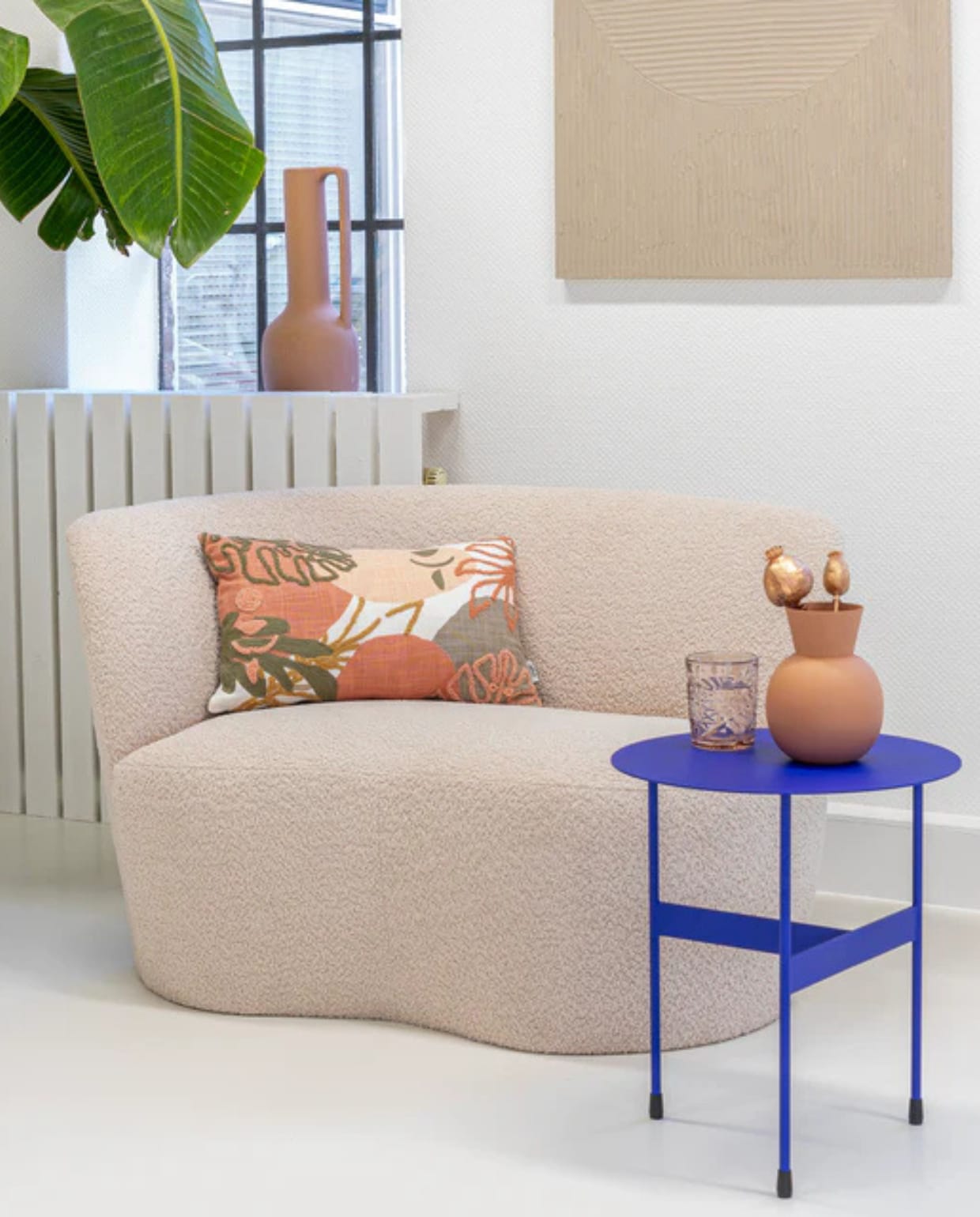 Shop via shop.vtwonen.nl: Spinder Design bijzettafel Mira High, staal, ultramarine, 45x50 cm (Øxh) € 139,-.  Spinder Design