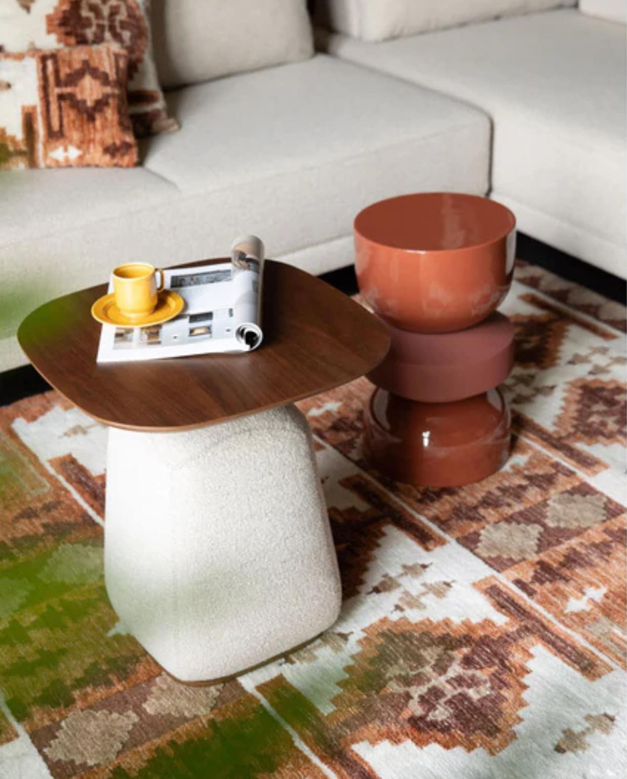 Shop via shop.vtwonen.nl: Dutchbone bijzettafel Shelly (links), stof en hout, 48x48x52 cm (bxdxh) € 259,-.  Dutchbone