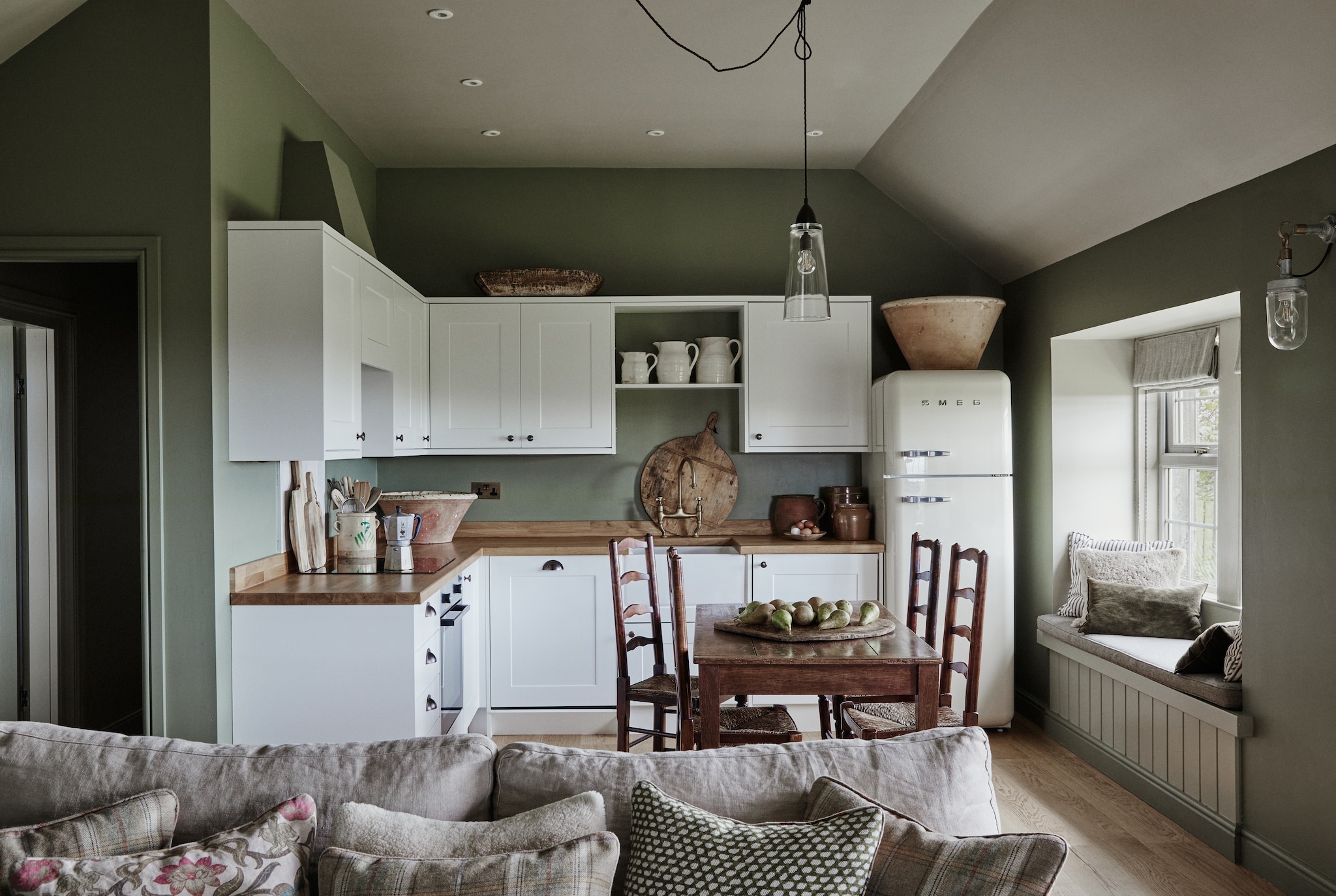 Keuken van Howdens in off-white. Hanglamp Alex MacArthur Interiors. Wandlamp Matthew Cox. Pastakommen Ali Heath. vtwonen Landelijk 9-2025 | productie Living Inside | styling Ali Heath | fotografie Brent Darby