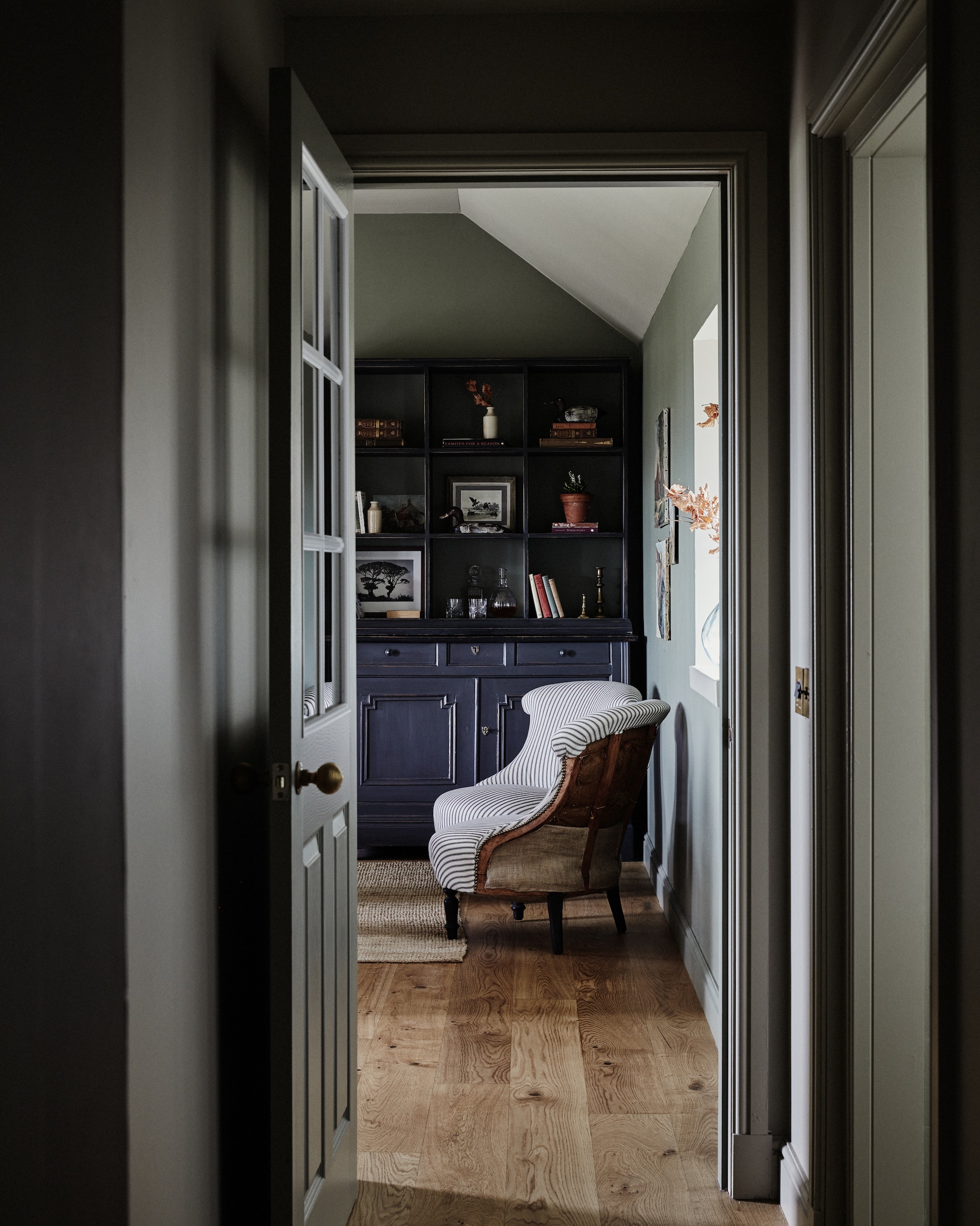 Vakantieverblijf Drinkbetween East. Opnieuw gestoffeerde antieke stoel. Antieke buffetkast van Haus in kleur Off Black van Farrow & Ball. Muurverf kleur Treron van Farrow & Ball. vtwonen Landelijk 9-2025 | productie Living Inside | styling Ali Heath | fotografie Brent Darby