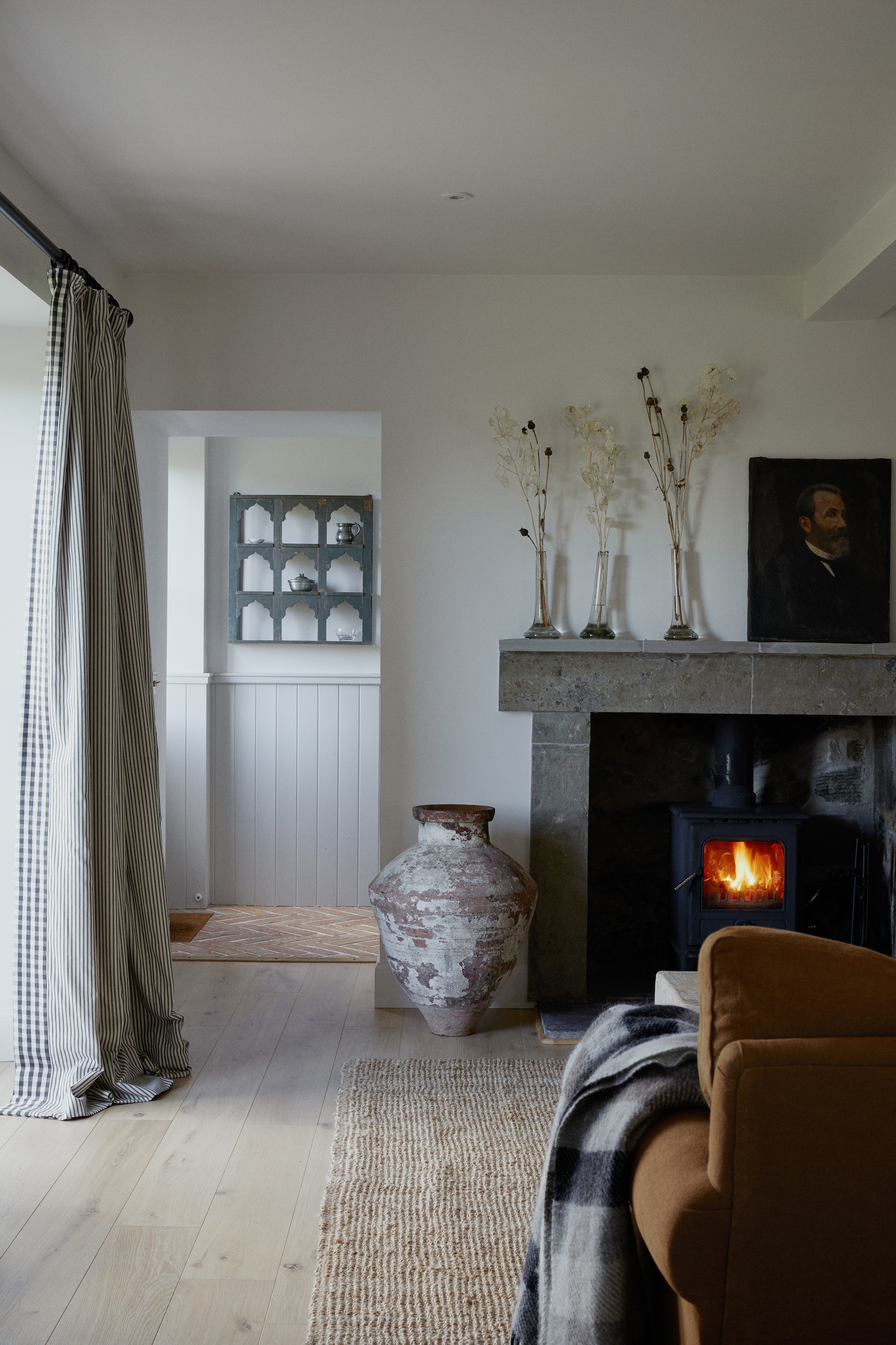 De aangrenzende cottage Drinkbetween West is een toevluchtsoord voor twee personen. Bank Arlo & Jacob. Plaid Toast. Antieke pot Millington & Hope. Vloerkleed Ikea. Vazen Petersham Nurseries. vtwonen Landelijk 9-2025 | productie Living Inside | styling Ali Heath | fotografie Brent Darby
