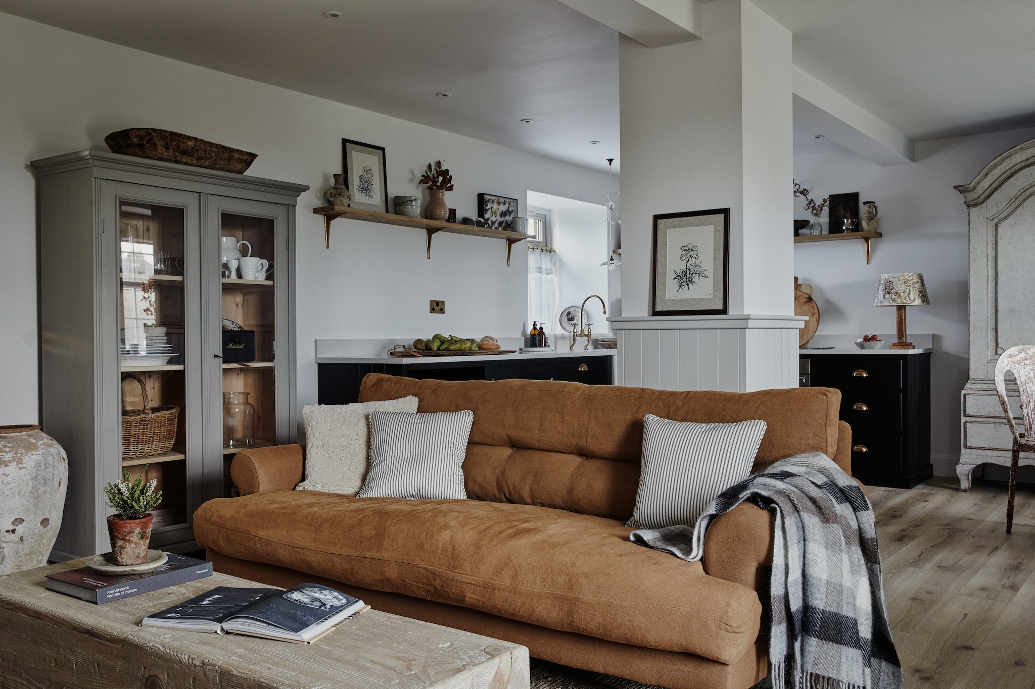 De aangrenzende cottage Drinkbetween West is een toevluchtsoord voor twee personen. Bank Arlo & Jacob. Plaid Toast. Antieke pot Millington & Hope. Vloerkleed Ikea. Vazen Petersham Nurseries. vtwonen Landelijk 9-2025 | productie Living Inside | styling Ali Heath | fotografie Brent Darby