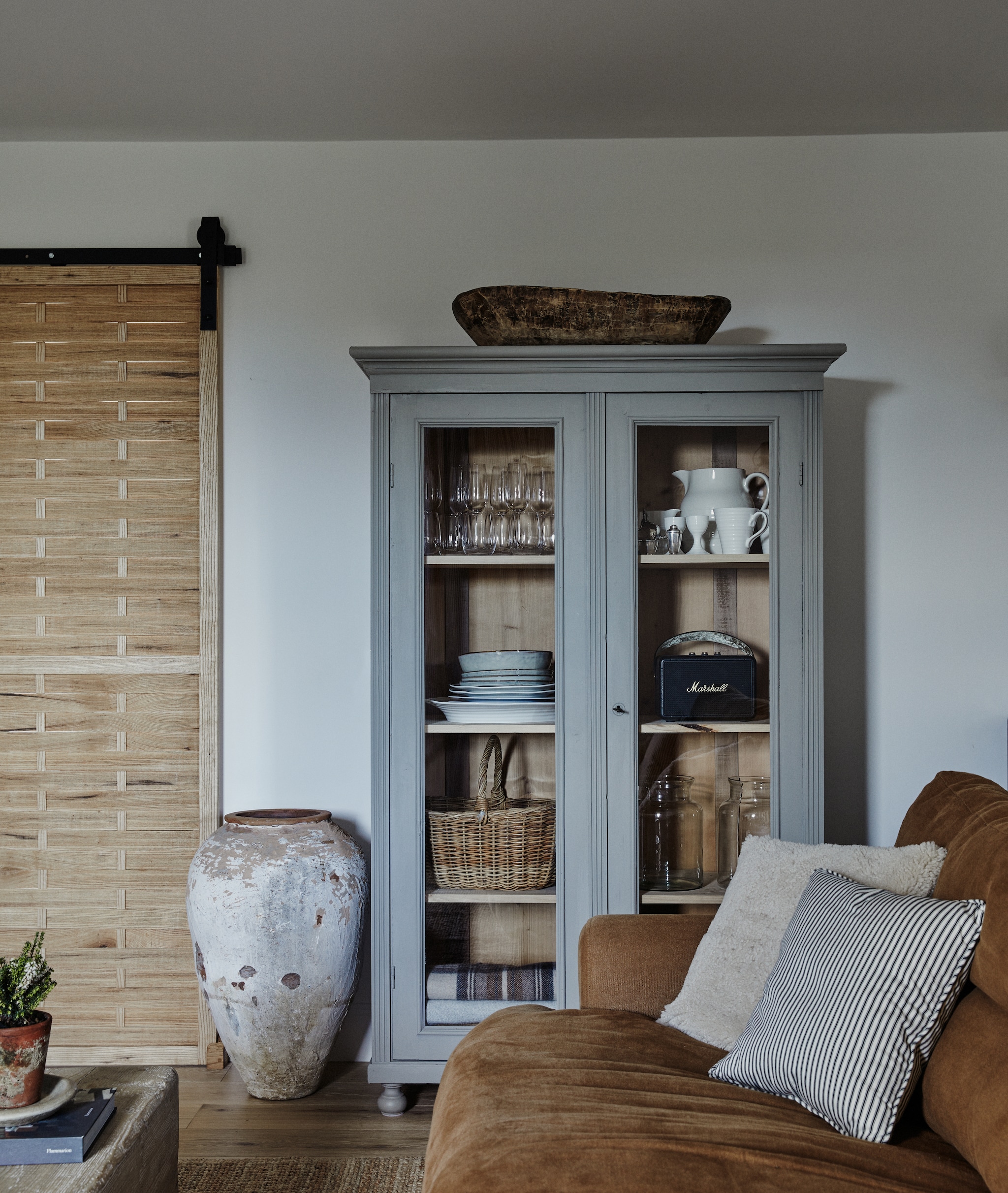 Kast Georgia Lacey. Tafel Haus. Stoelen Puckhaber Antiques. Wandlamp Matthew Cox. Hanglamp Alex MacArthur Interiors. vtwonen Landelijk 9-2025 | productie Living Inside | styling Ali Heath | fotografie Brent Darby
