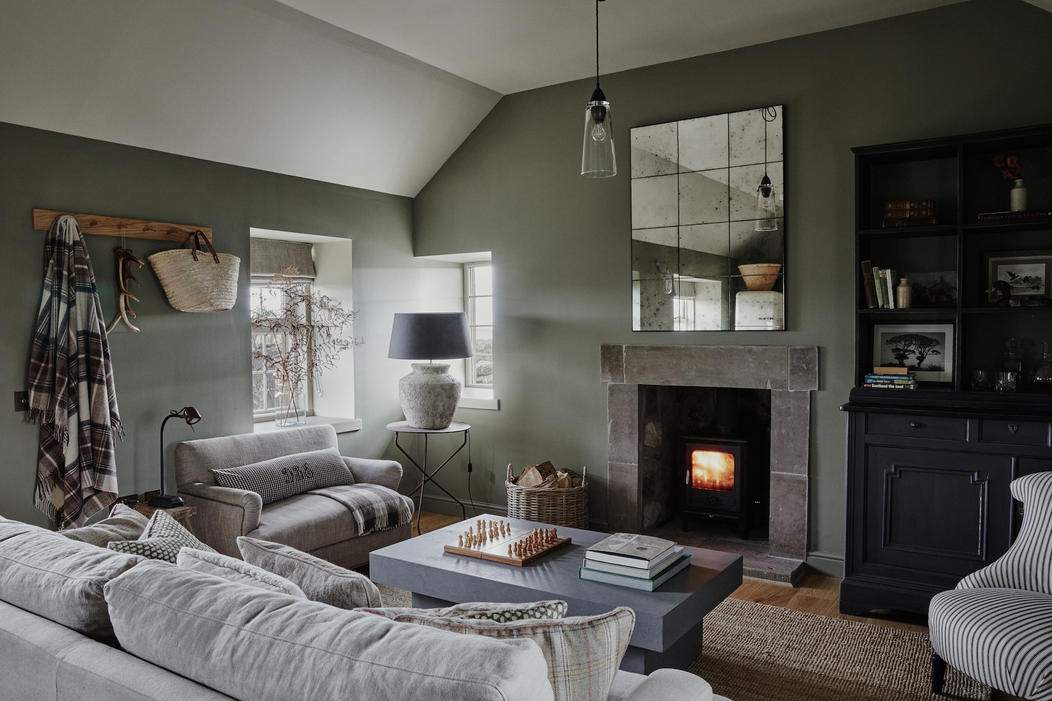 Antieke linnen bank Emma Leschallas. Linkerbank sofa.com. Kruk Baileys Home Store. Antieke tafel Maison Artefact. Lamp Ali Heath. Stof van kussens en gordijnen van klassieke, Engelse merken als Fermoie, Colefax and Fowler en Parker & Jules. vtwonen Landelijk 9-2025 | Productie Living Inside | Styling Ali Heath | Fotografie Brent Darby