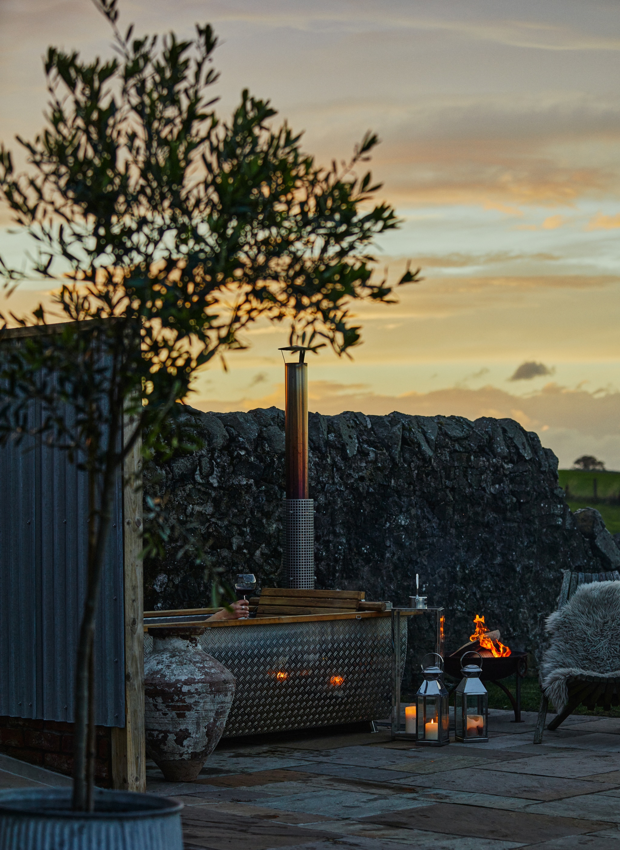 Op het terras van Drinkbetween West staat een houtgestookte hottub van Hikki Sweden. vtwonen Landelijk 9-2025 | productie Living Inside | styling Ali Heath | fotografie Brent Darby